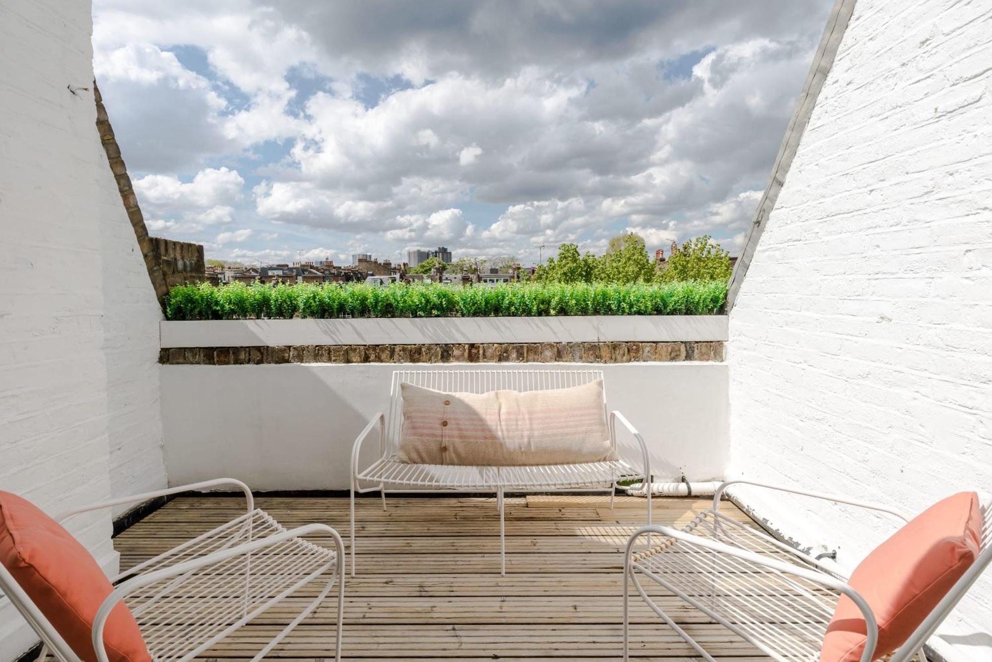 Light-filled Primrose Hill Rooftop Retreat Apartment *