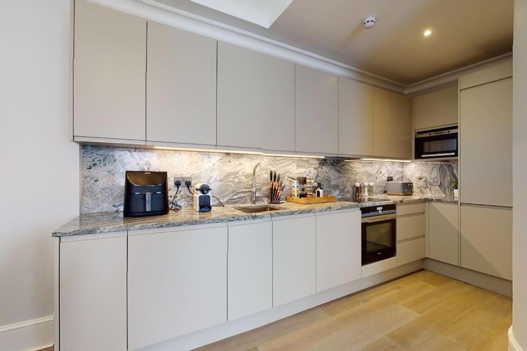 Amazing Newly Refurbished Mews House In W1 Leilighet
