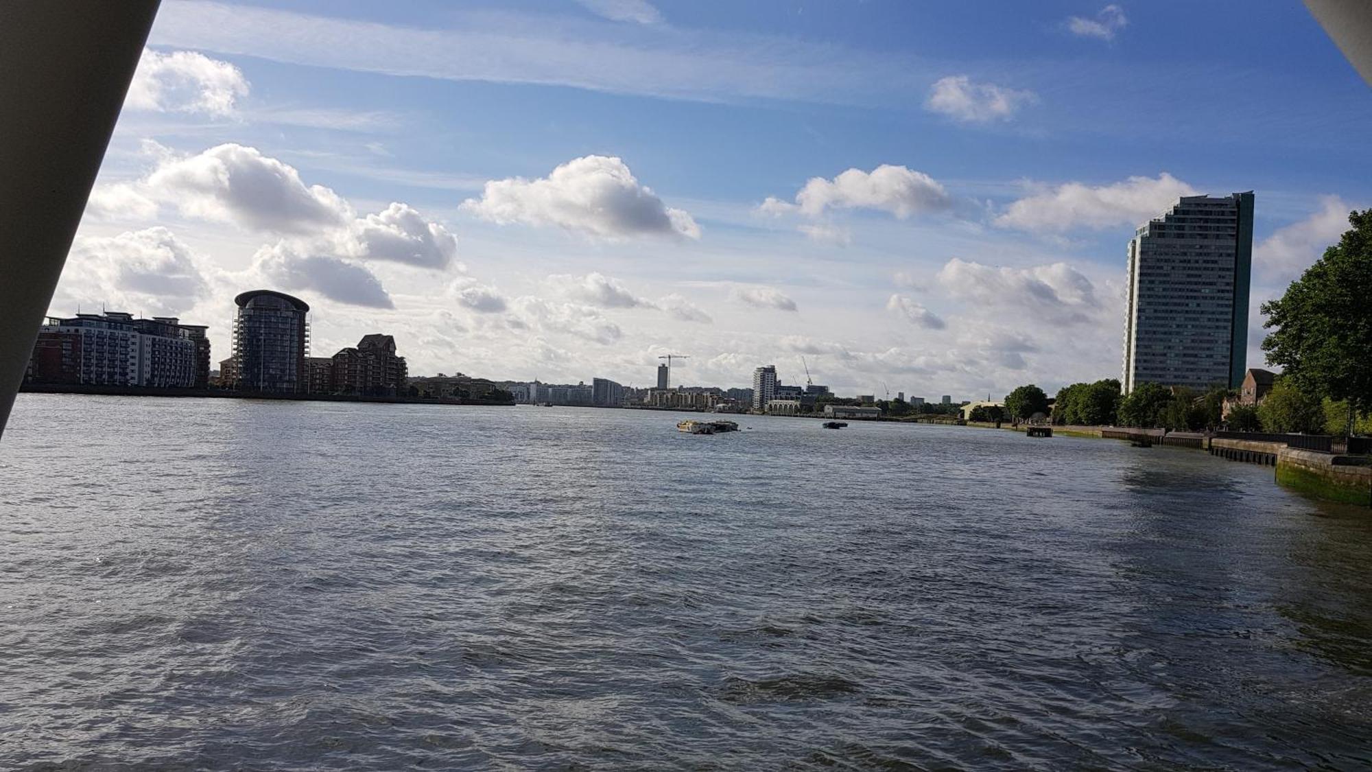 Riverside 1br With Easy Transport 20min To Centre Leilighet *
