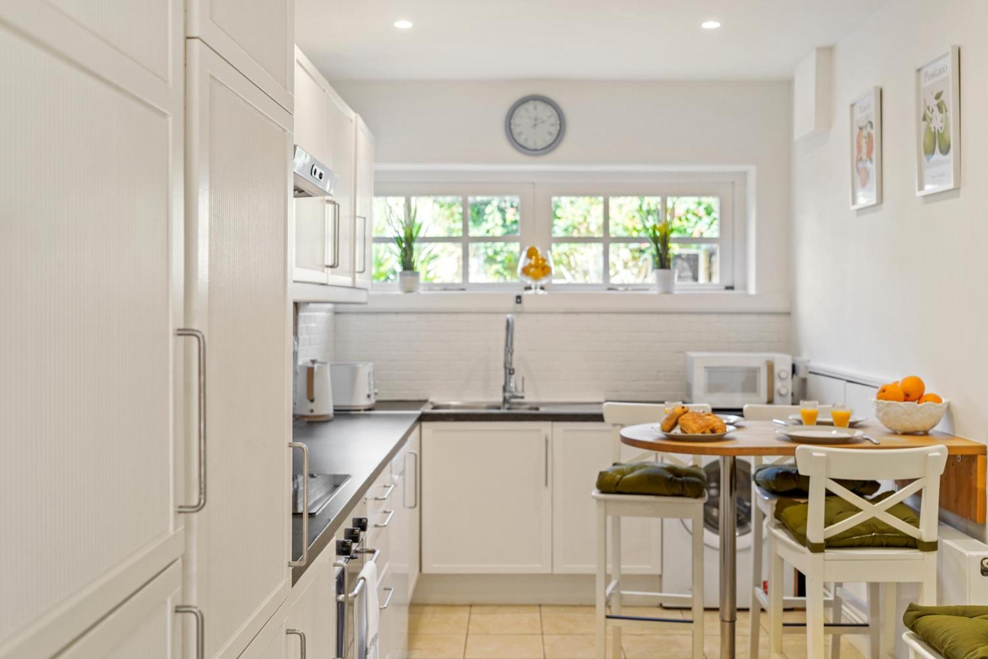 Clapham Common Mews: Refurbished 3-bedroom With Parking London