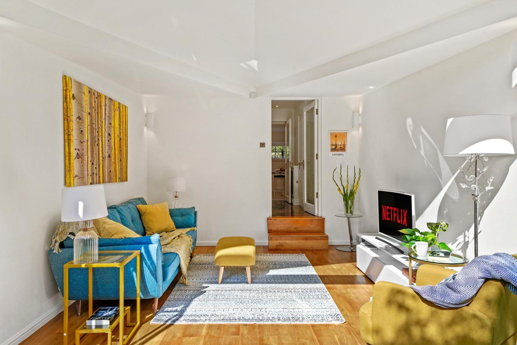 Clapham Common Mews: Refurbished 3-bedroom With Parking * London