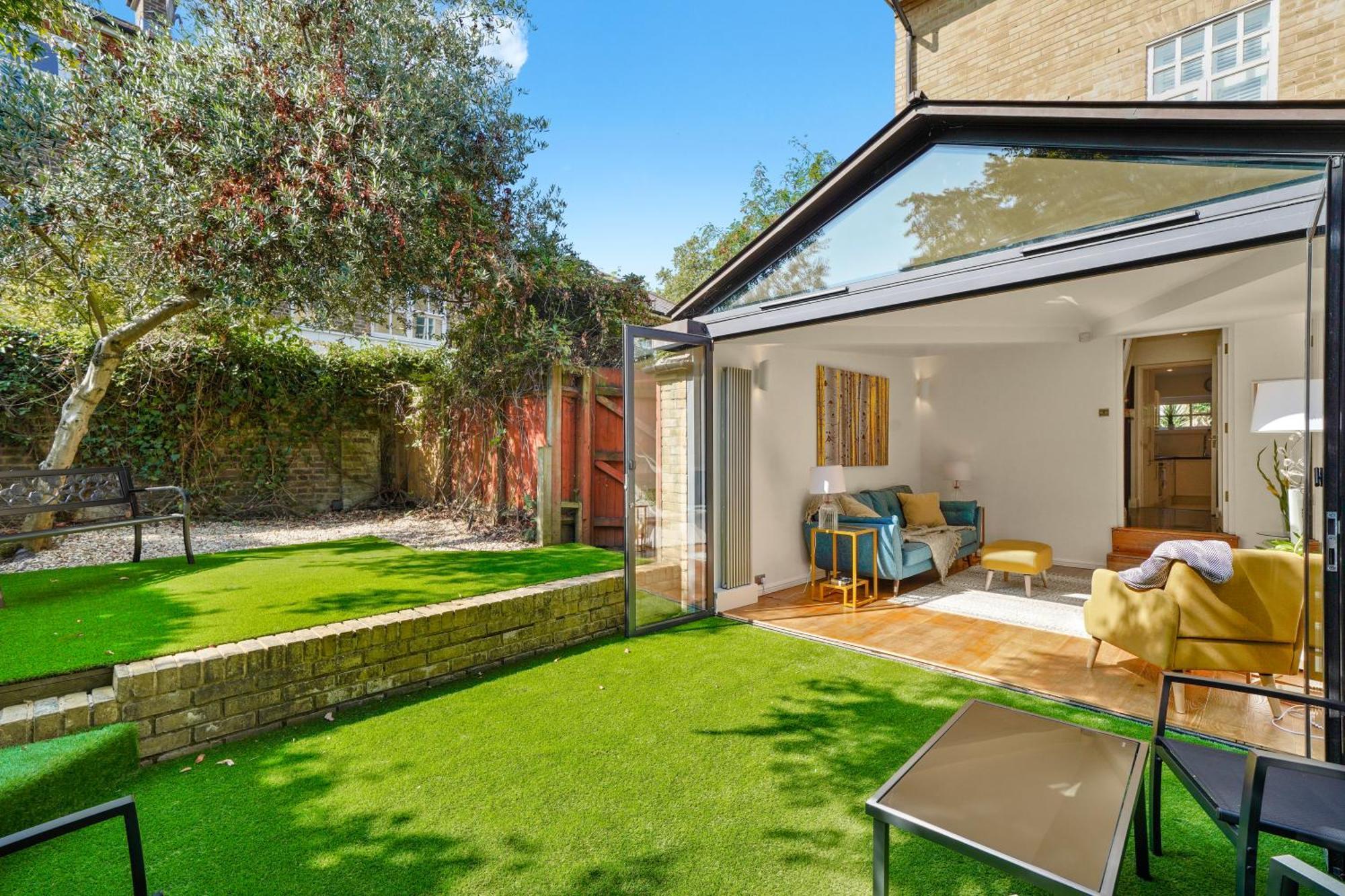 Clapham Common Mews: Refurbished 3-bedroom With Parking Holiday home
