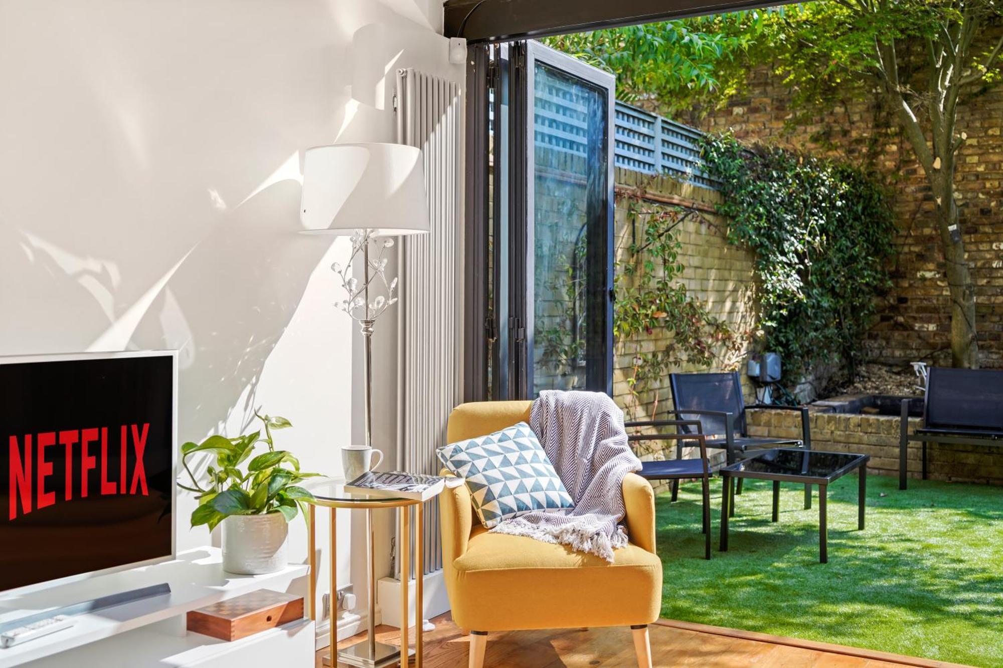 Holiday home Clapham Common Mews: Refurbished 3-bedroom With Parking *