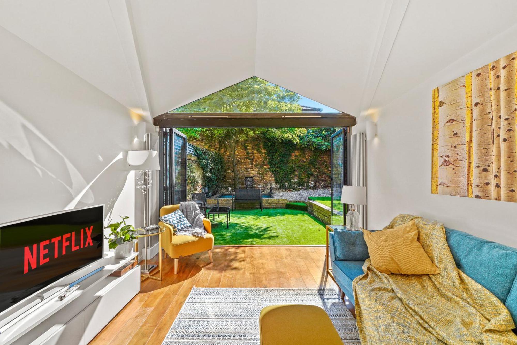 Clapham Common Mews: Refurbished 3-bedroom With Parking