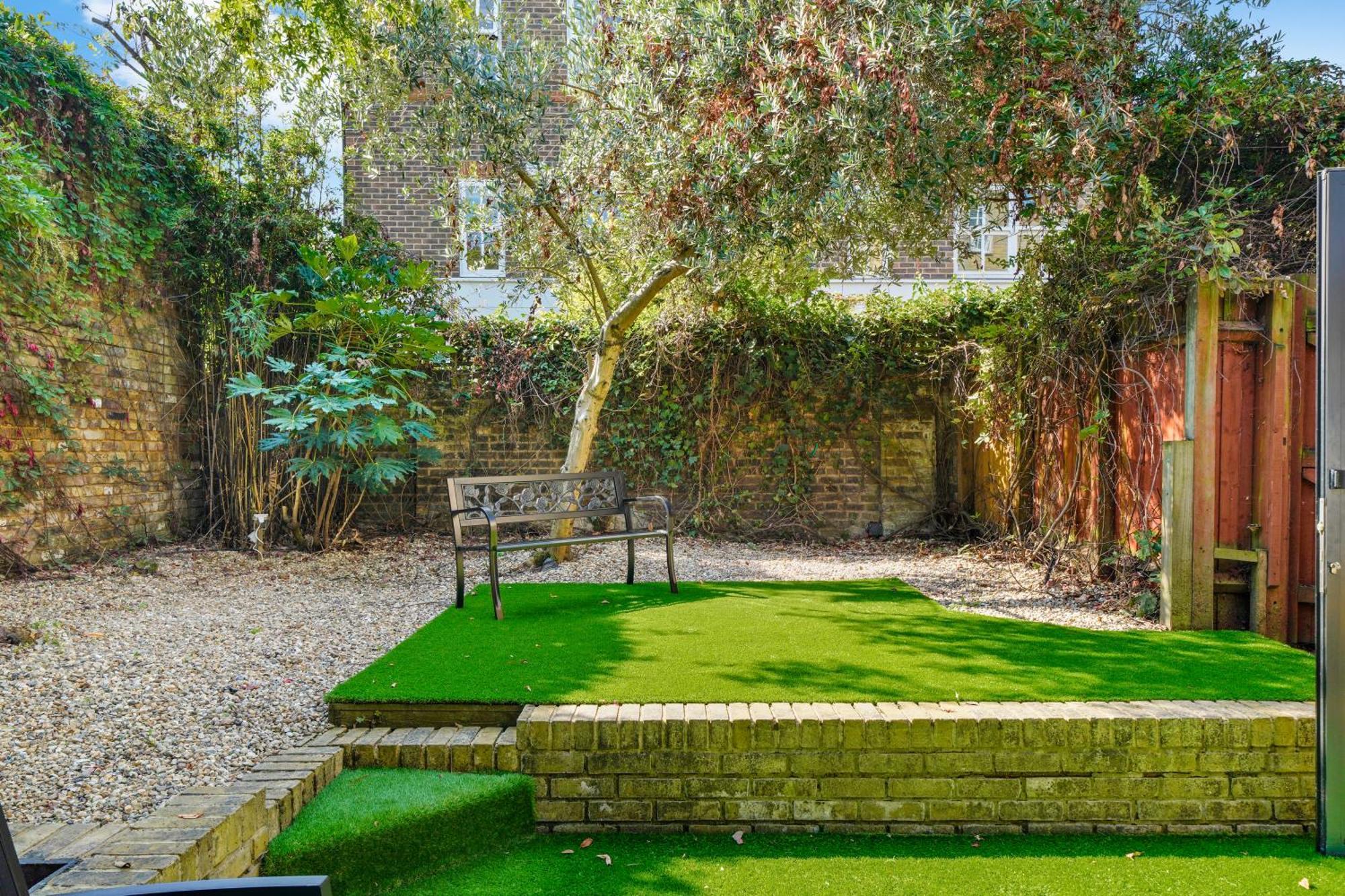 Clapham Common Mews: Refurbished 3-bedroom With Parking
