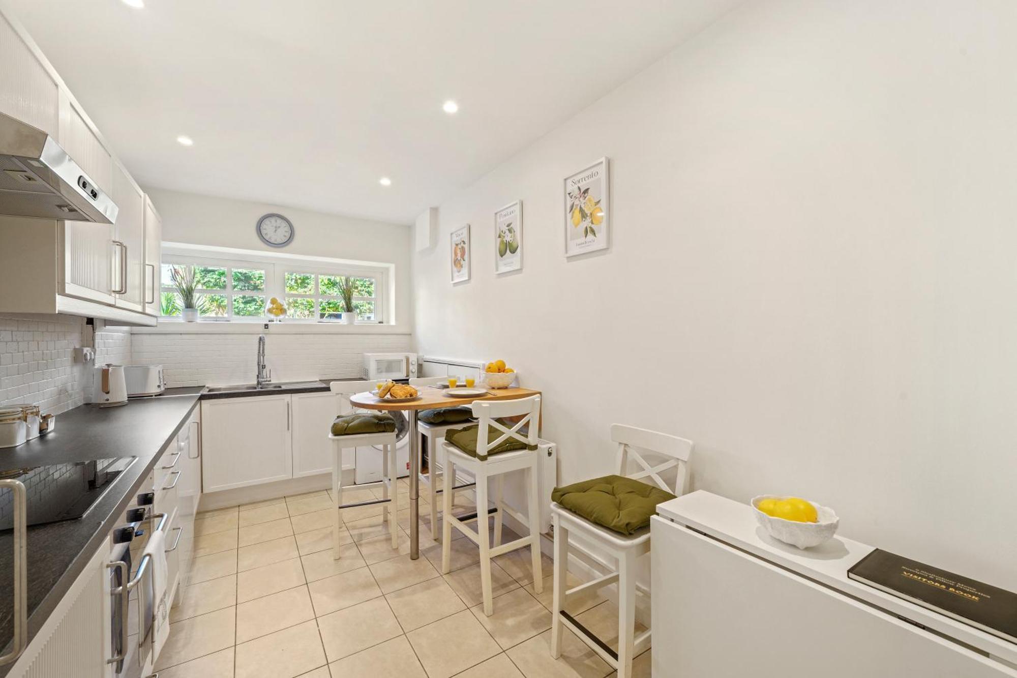 Clapham Common Mews: Refurbished 3-bedroom With Parking Holiday home London