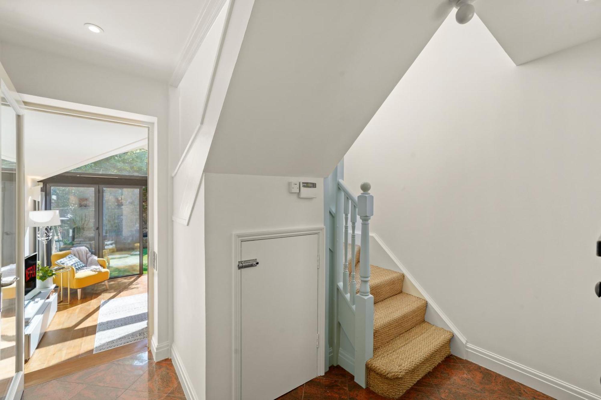 Clapham Common Mews: Refurbished 3-bedroom With Parking London
