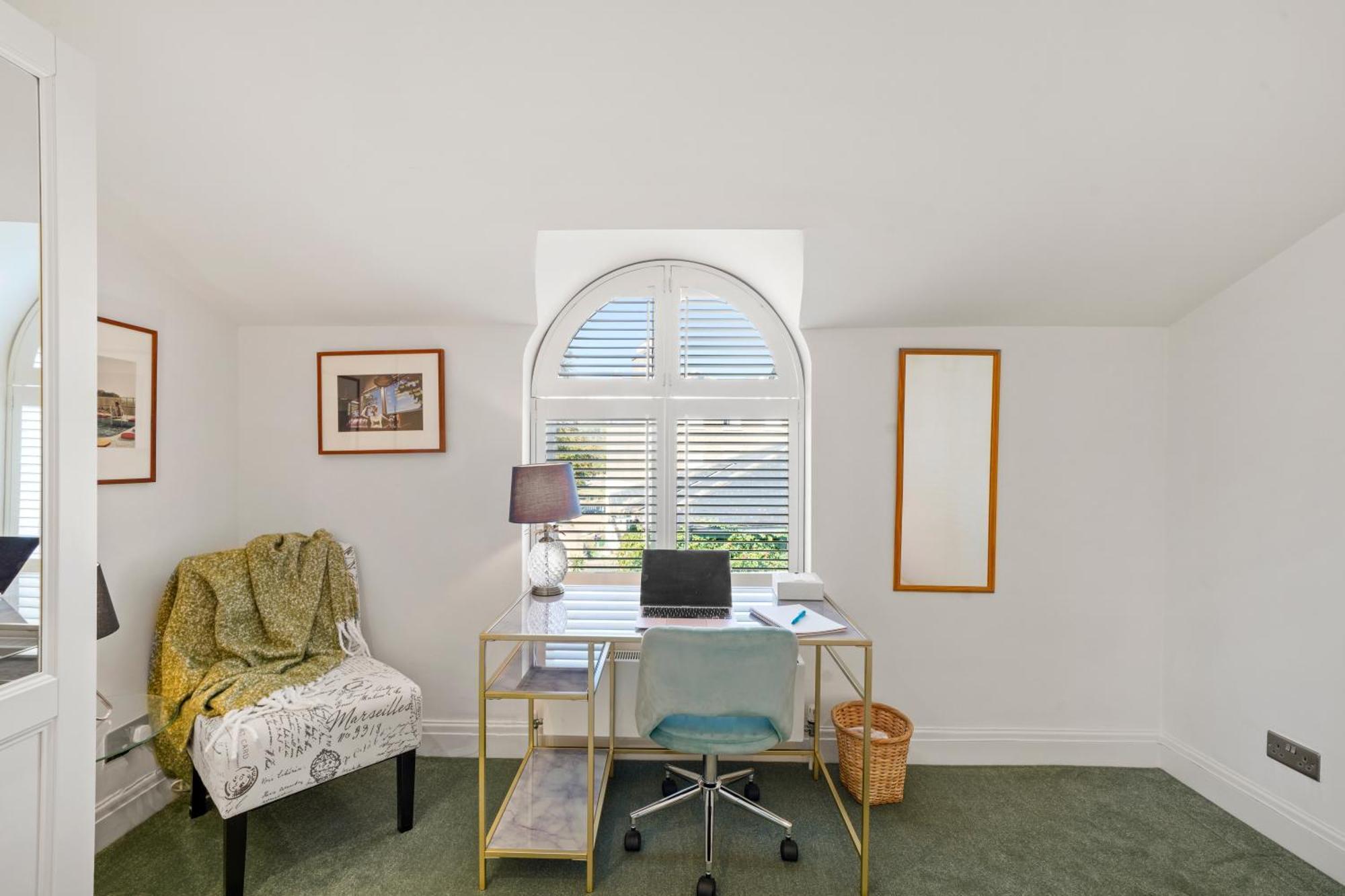 Clapham Common Mews: Refurbished 3-bedroom With Parking London