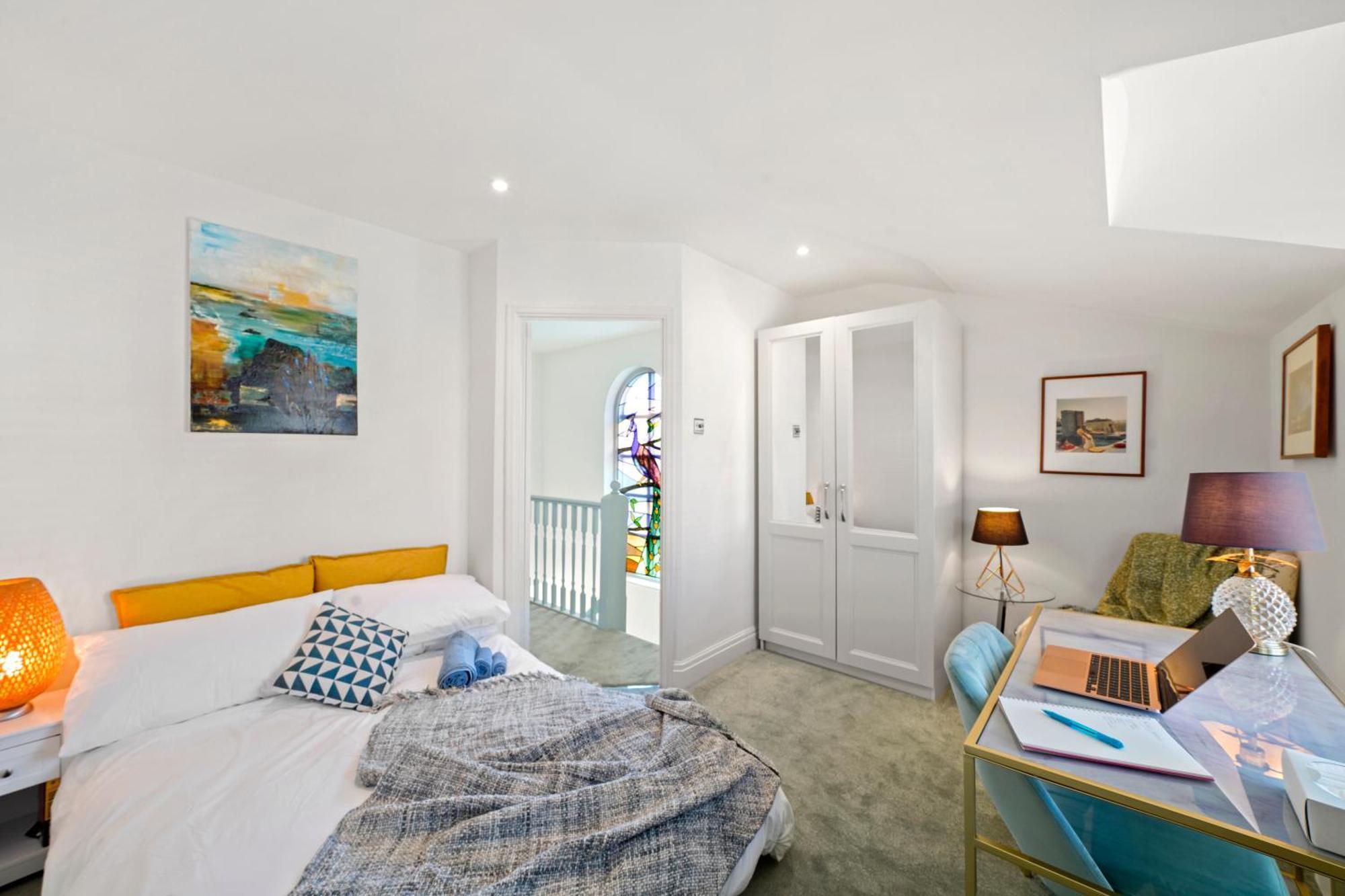 Clapham Common Mews: Refurbished 3-bedroom With Parking Holiday home *