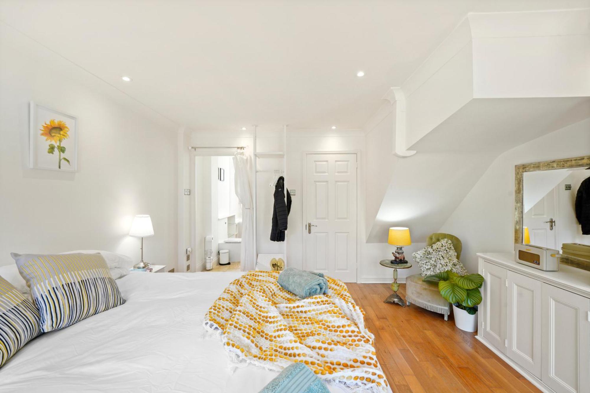 Clapham Common Mews: Refurbished 3-bedroom With Parking Holiday home