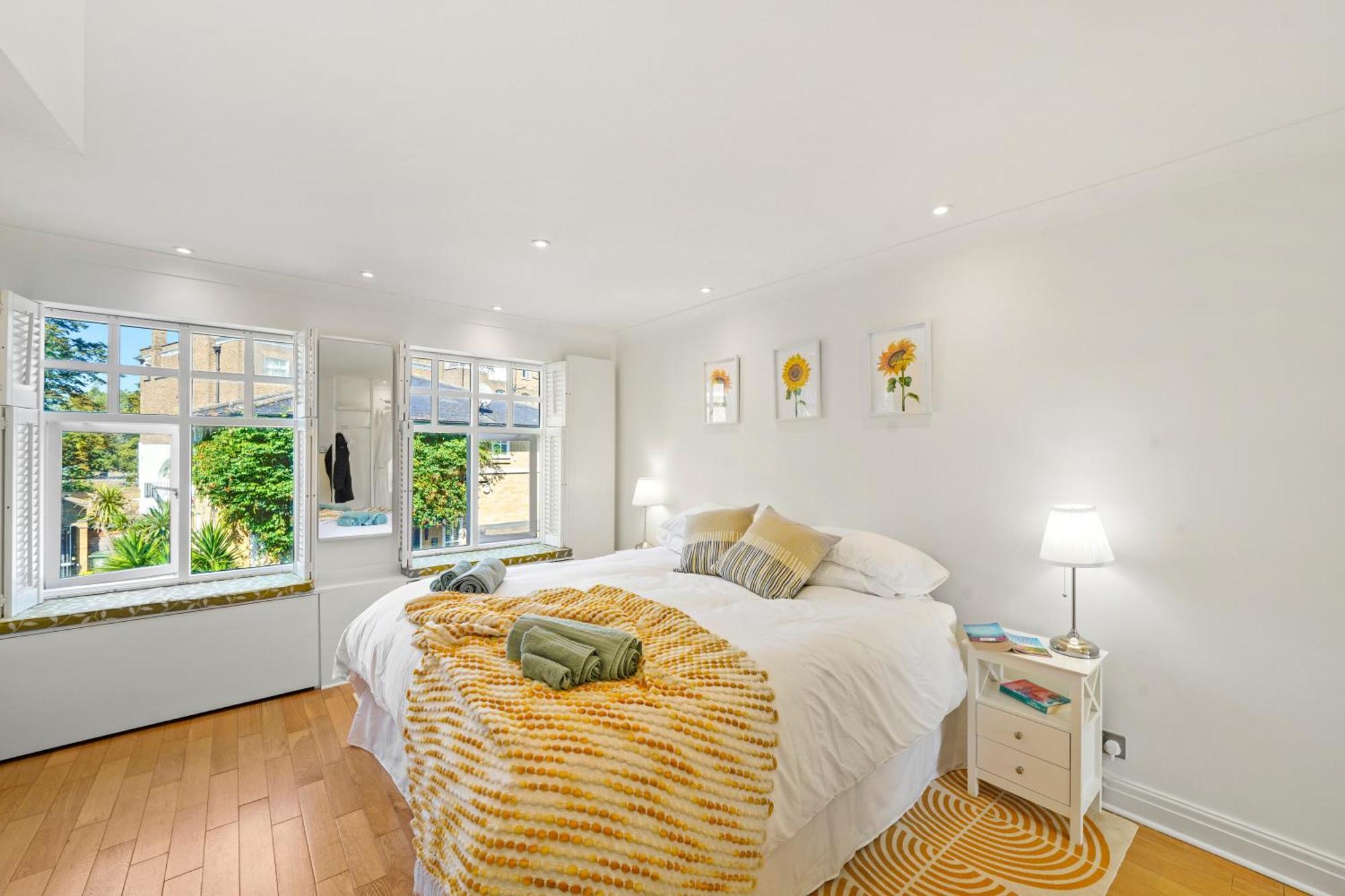 Clapham Common Mews: Refurbished 3-bedroom With Parking Holiday home