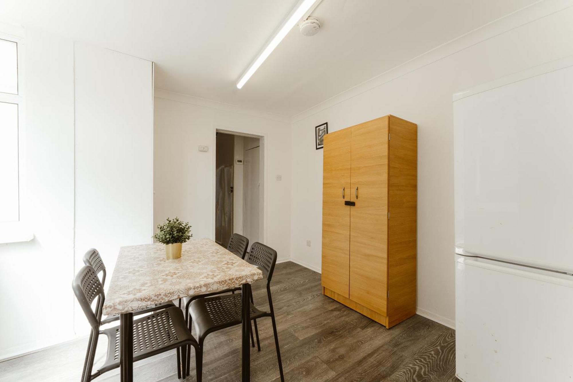 Leyton Comfy Double -50 Guest house