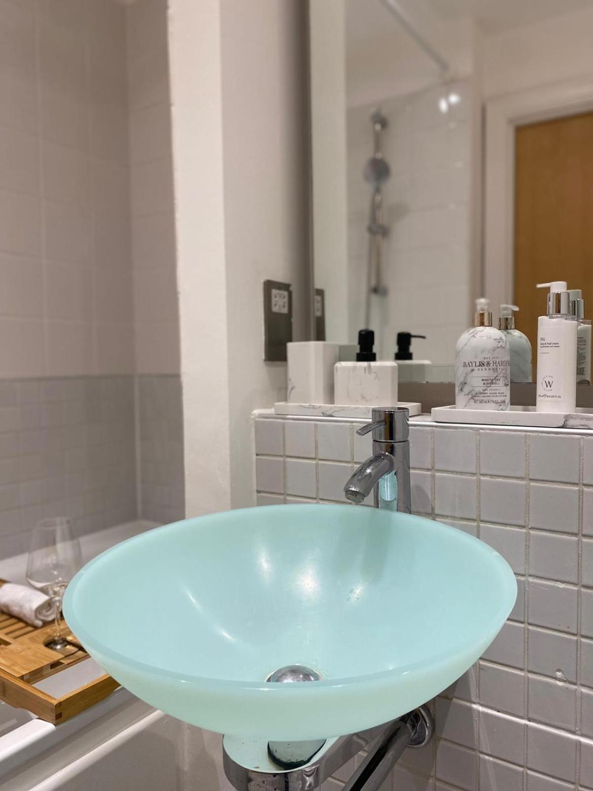 Apartment 2 Bedroom In Hoxton Square, Shoreditch, London, N1
