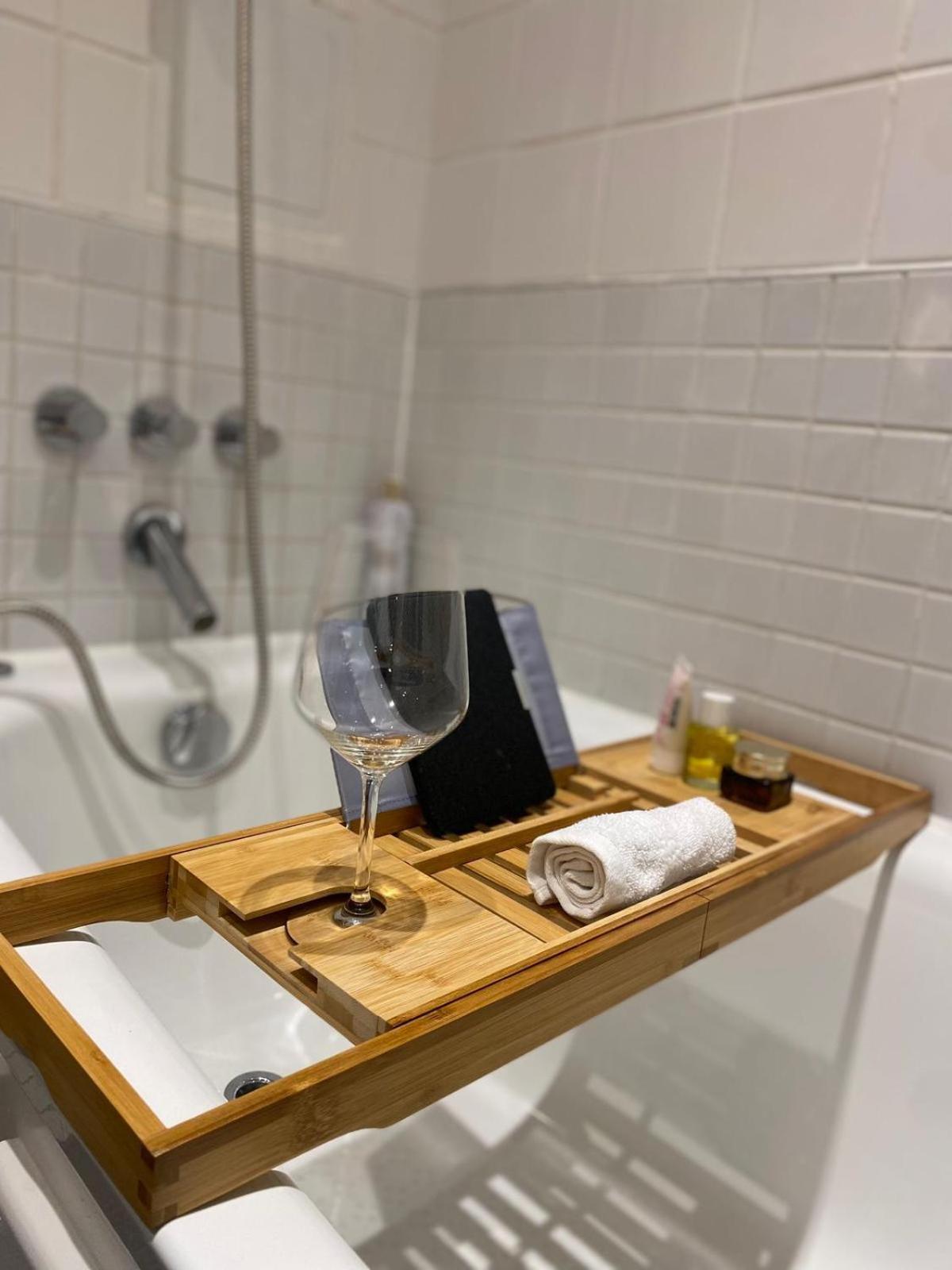 2 Bedroom In Hoxton Square, Shoreditch, London, N1 *
