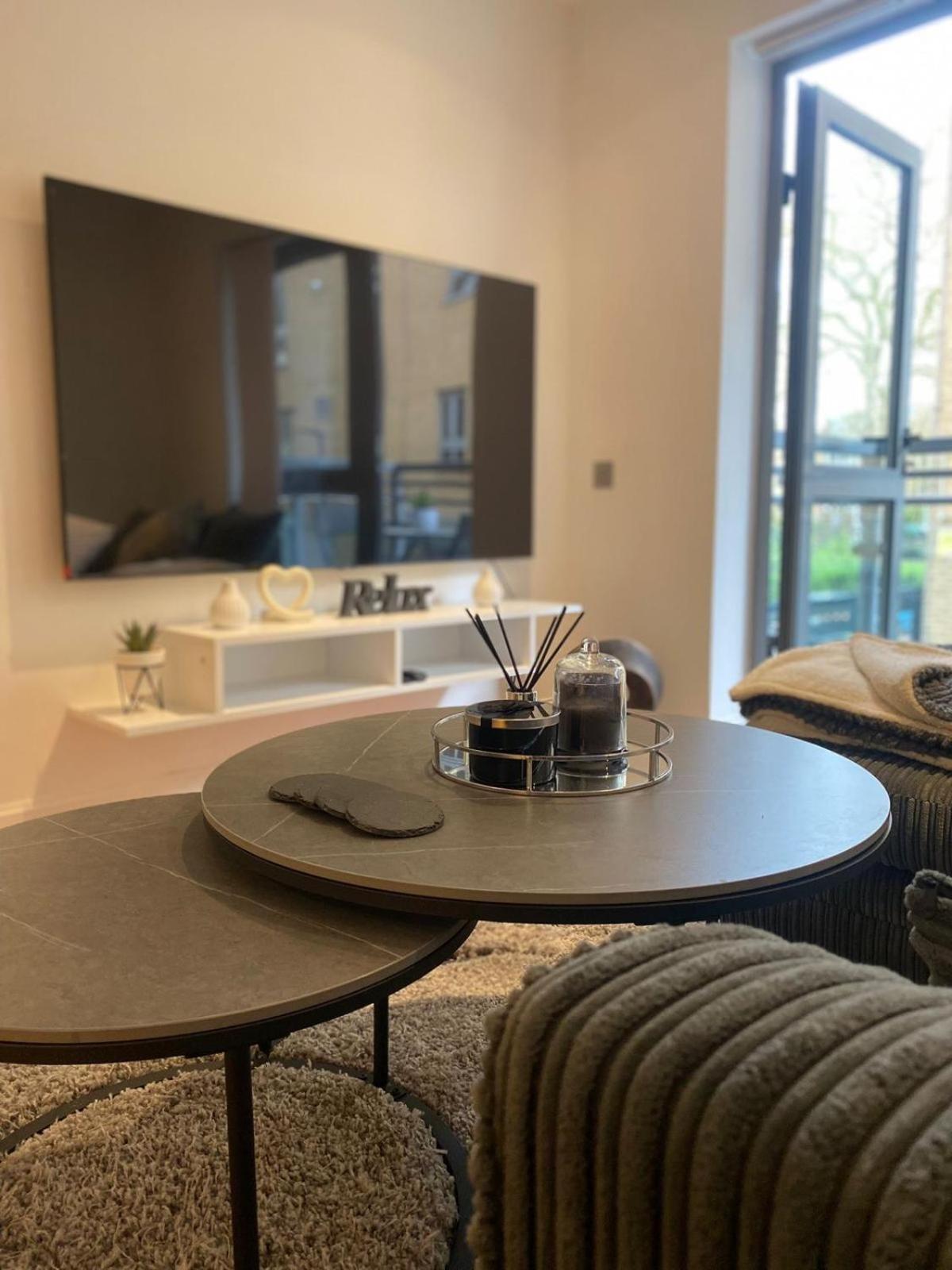 Apartment 2 Bedroom In Hoxton Square, Shoreditch, London, N1 *