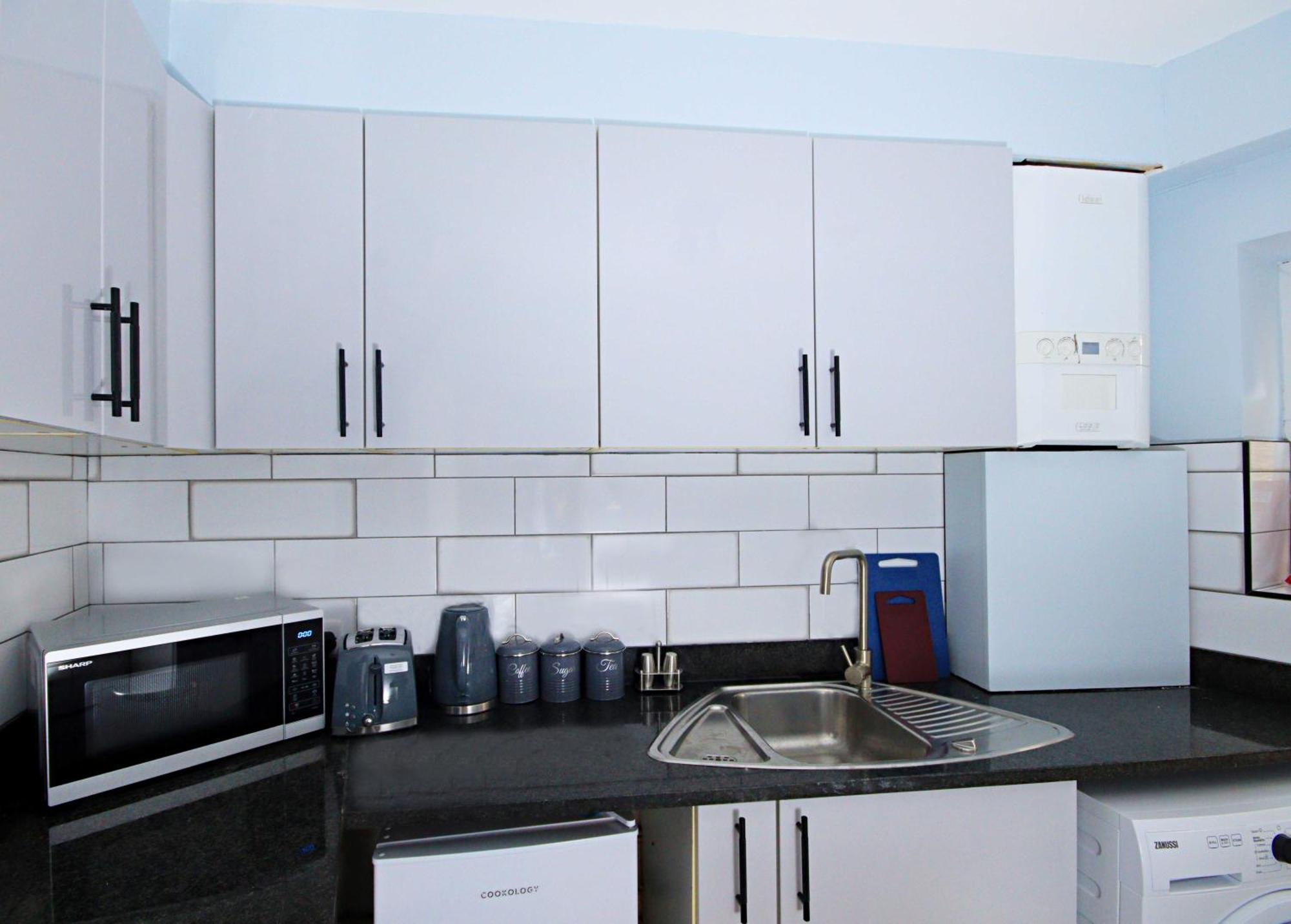 Rayan Heights Cosy 1 Bedroom Flat Sleeps 2 Perfect For Contractors Tourists Families - Free Parking Apartment