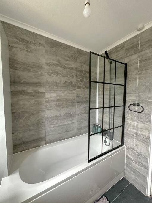 Comfortable In 3 Bed House * London
