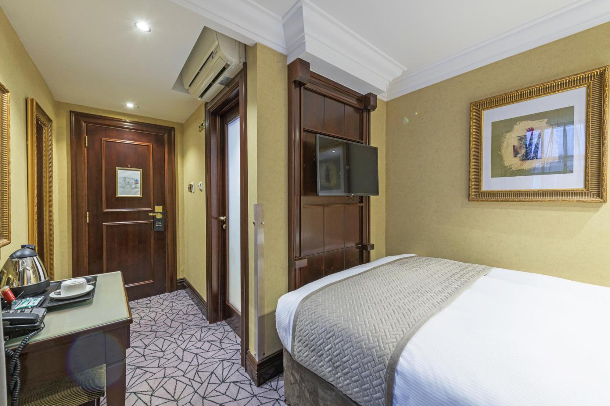 Hyde Park International Hotel 4*