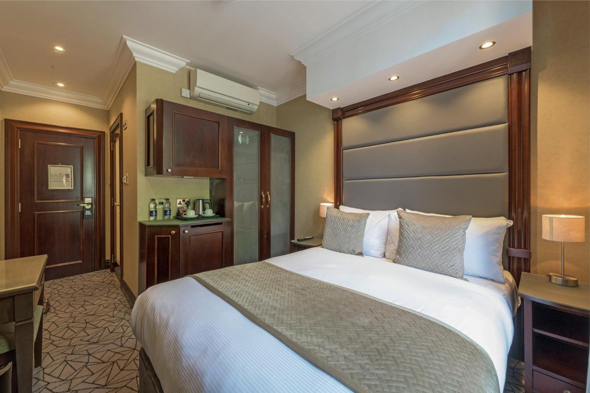 Hyde Park International Hotel