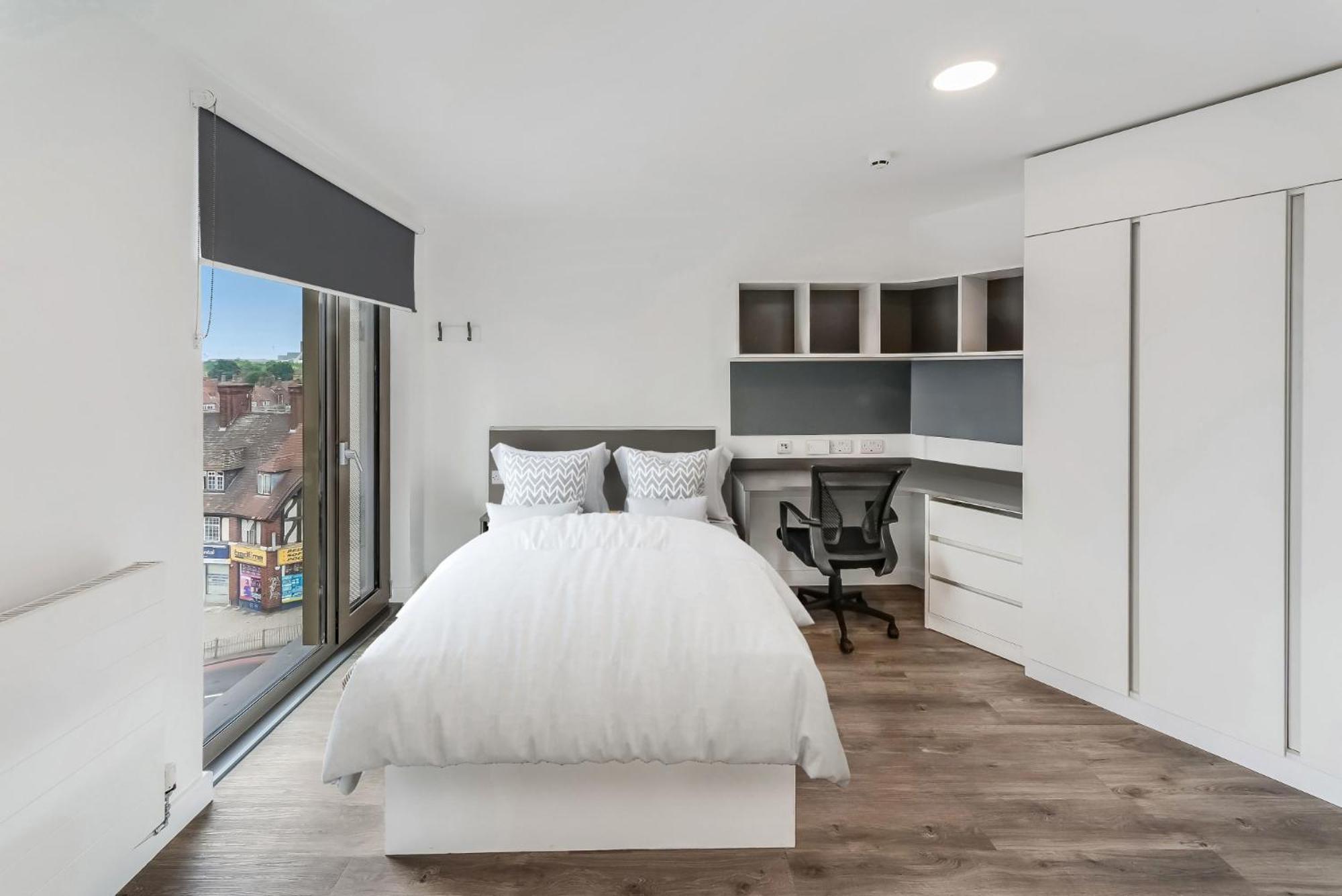 Modern En-suite In White