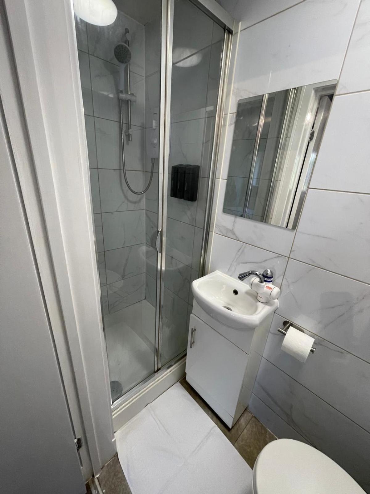 Letzi Premium Cozy Retreat Private En-suite Rooms, Wembley Privatunterkunft *