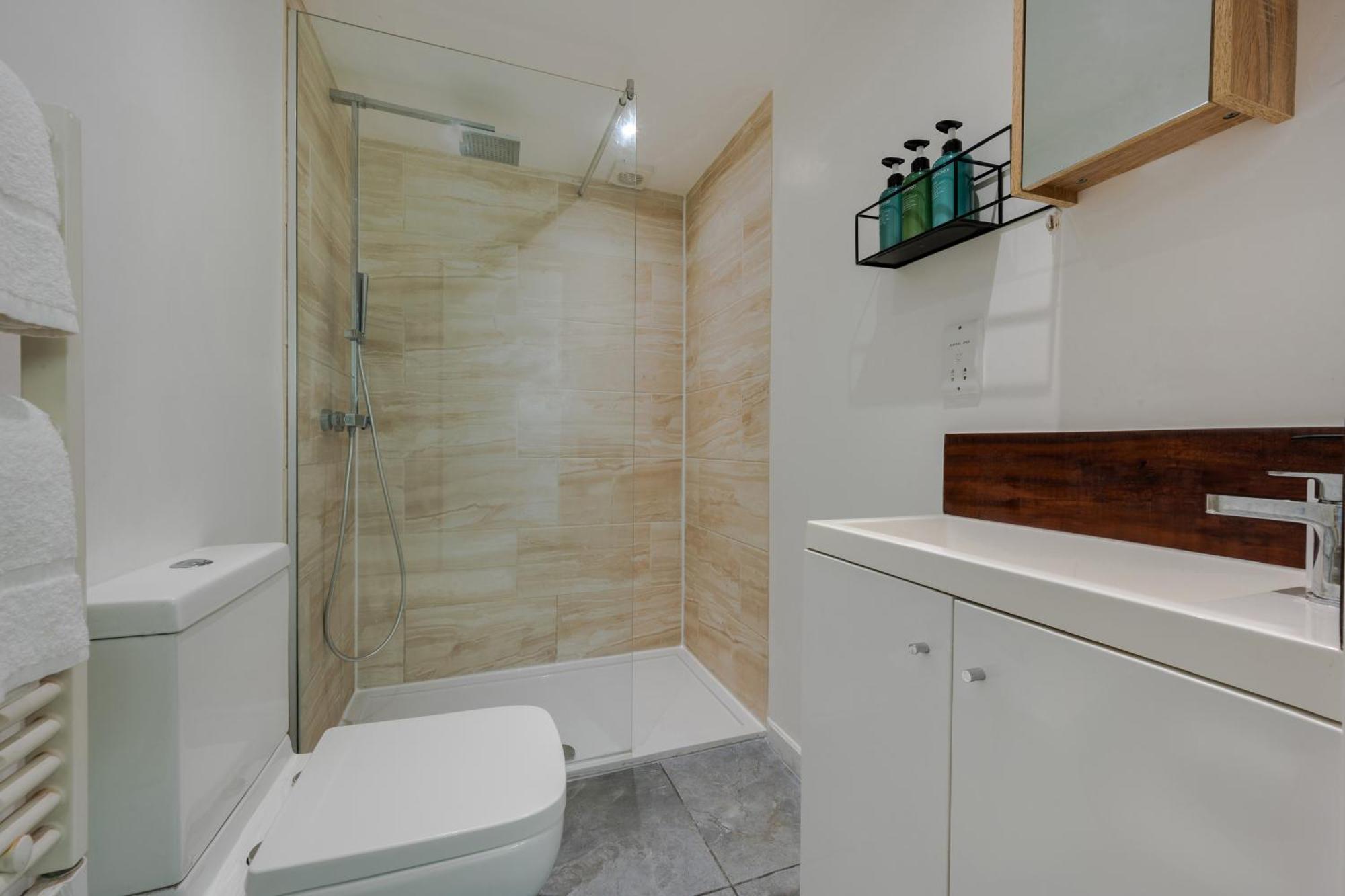 Stylish Two Bedroom By With Garden Apartment