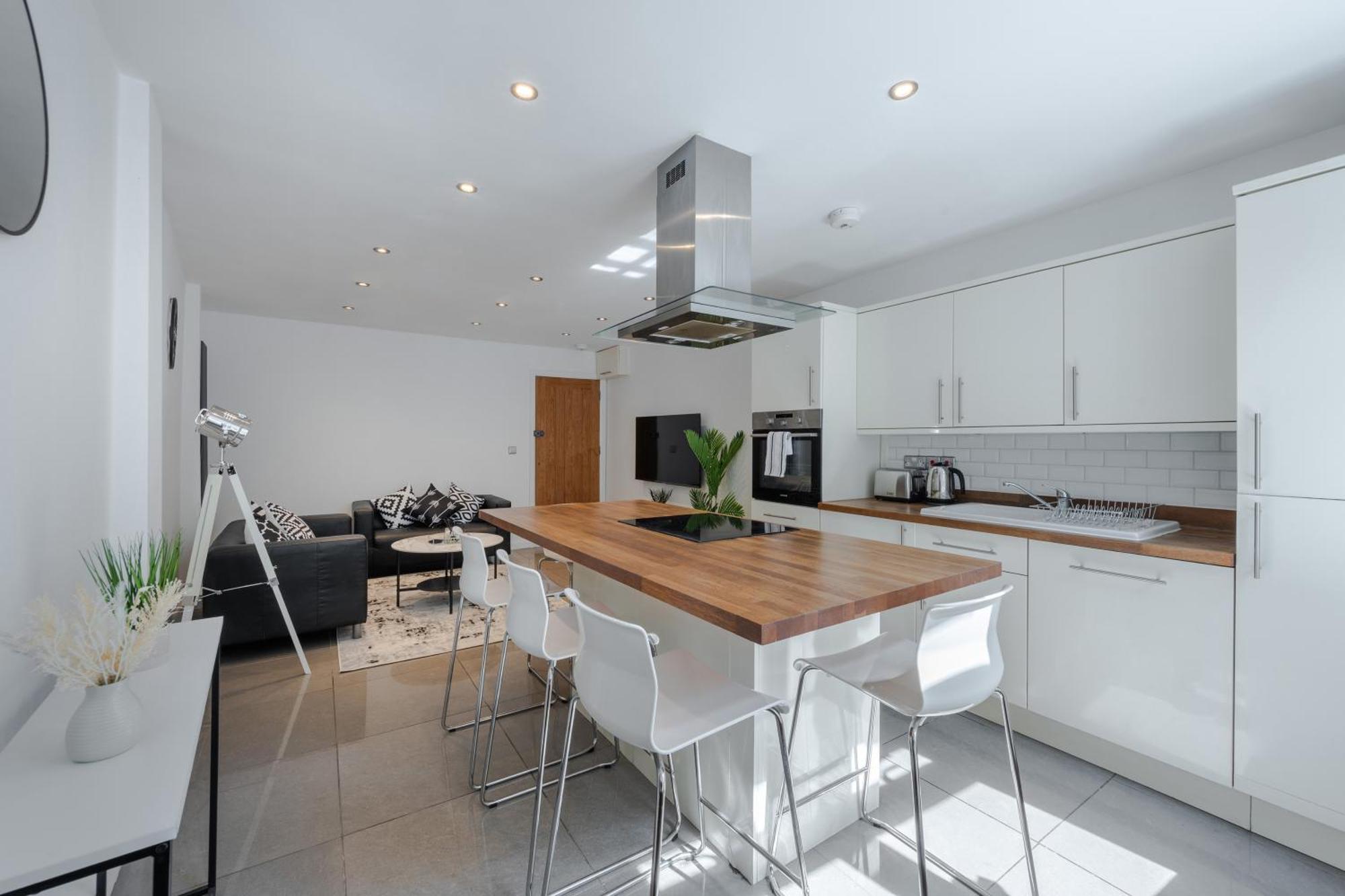 Stylish Two Bedroom By With Garden