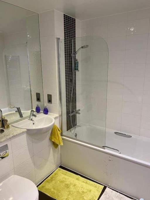 Greenwich Skyline Retreat - 2bed Flat * London