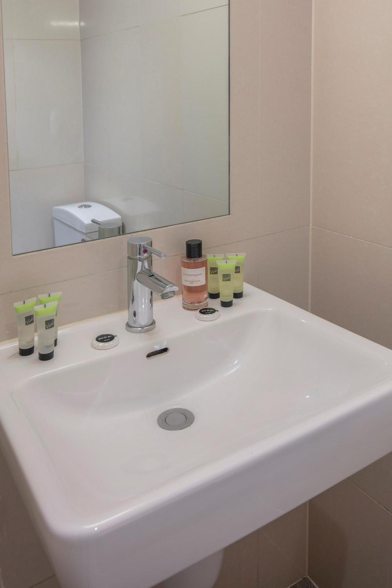 Queensway Hotel, Sure Collection By Western Hotel 3*