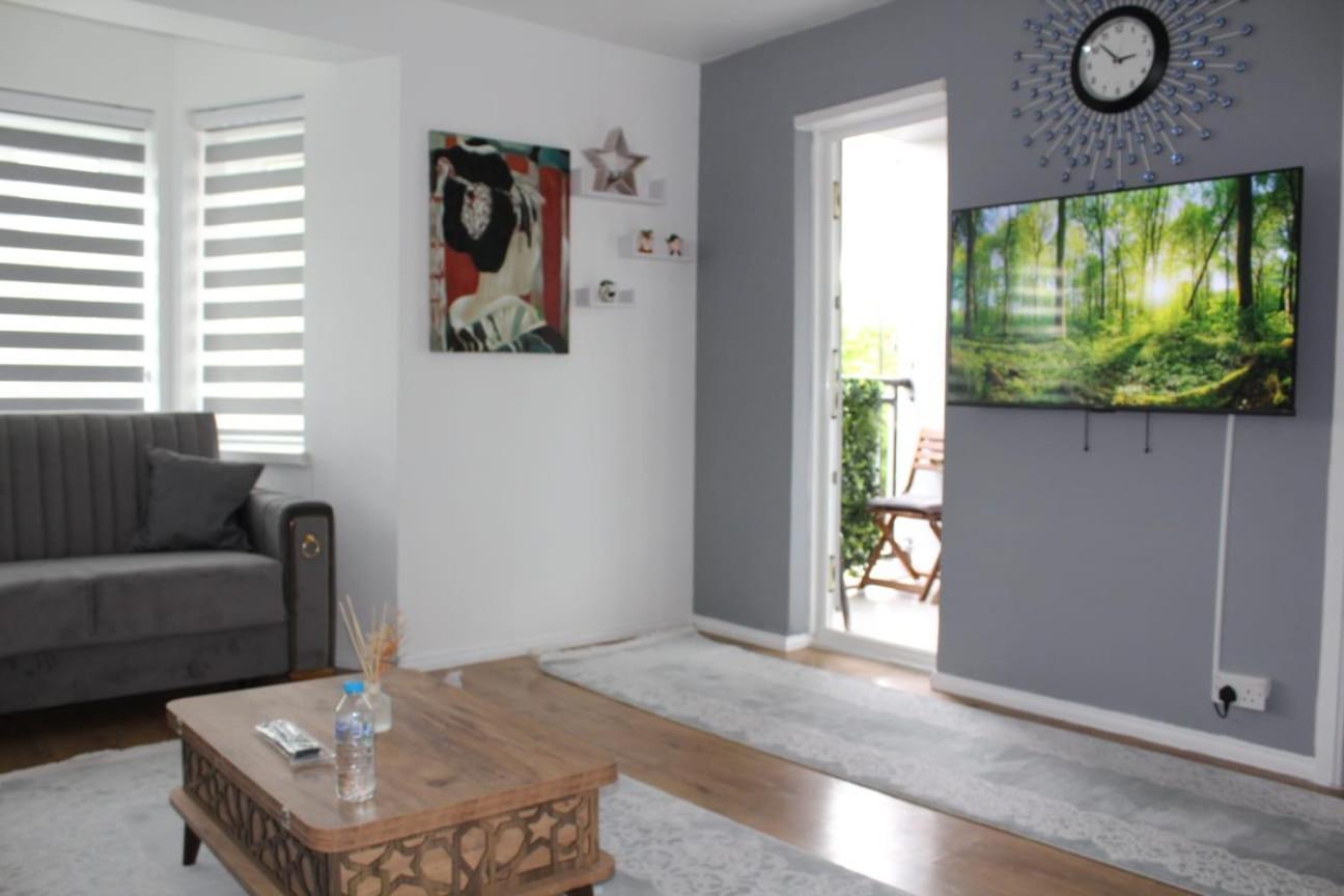 2 Bedroom Entire Flat 2 Minutes From Underground London