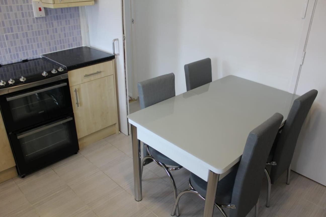 2 Bedroom Entire Flat 2 Minutes From Underground London