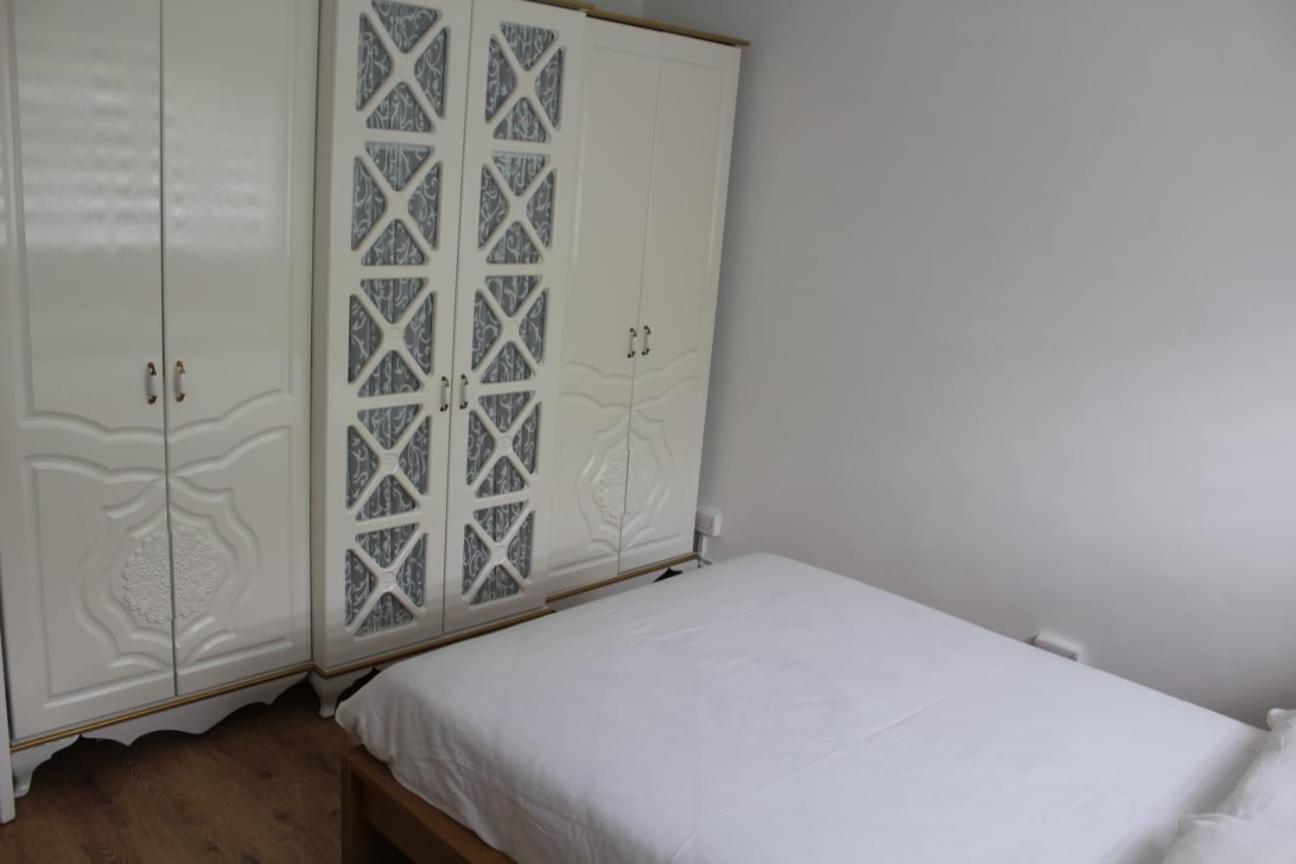 Apartment 2 Bedroom Entire Flat 2 Minutes From Underground London