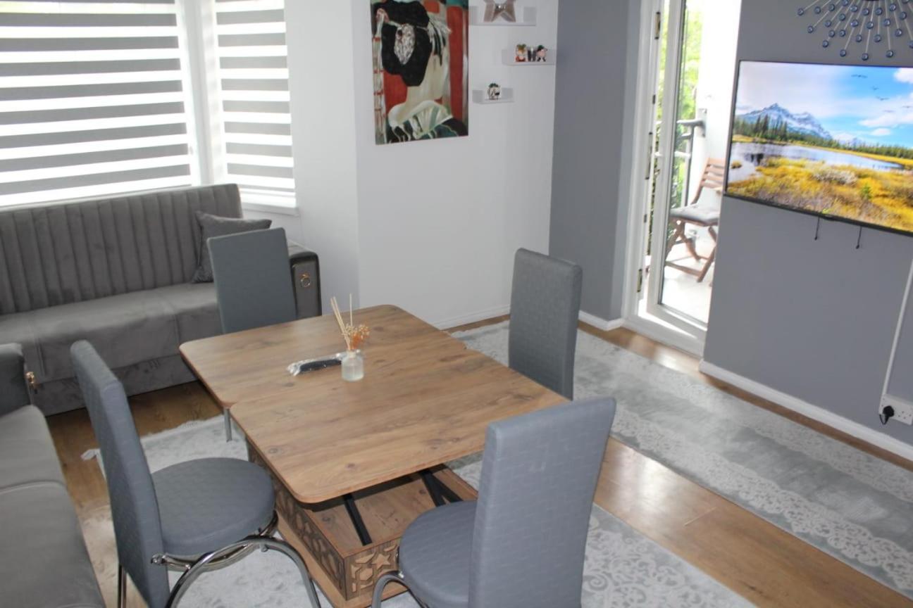 2 Bedroom Entire Flat 2 Minutes From Underground Apartment London
