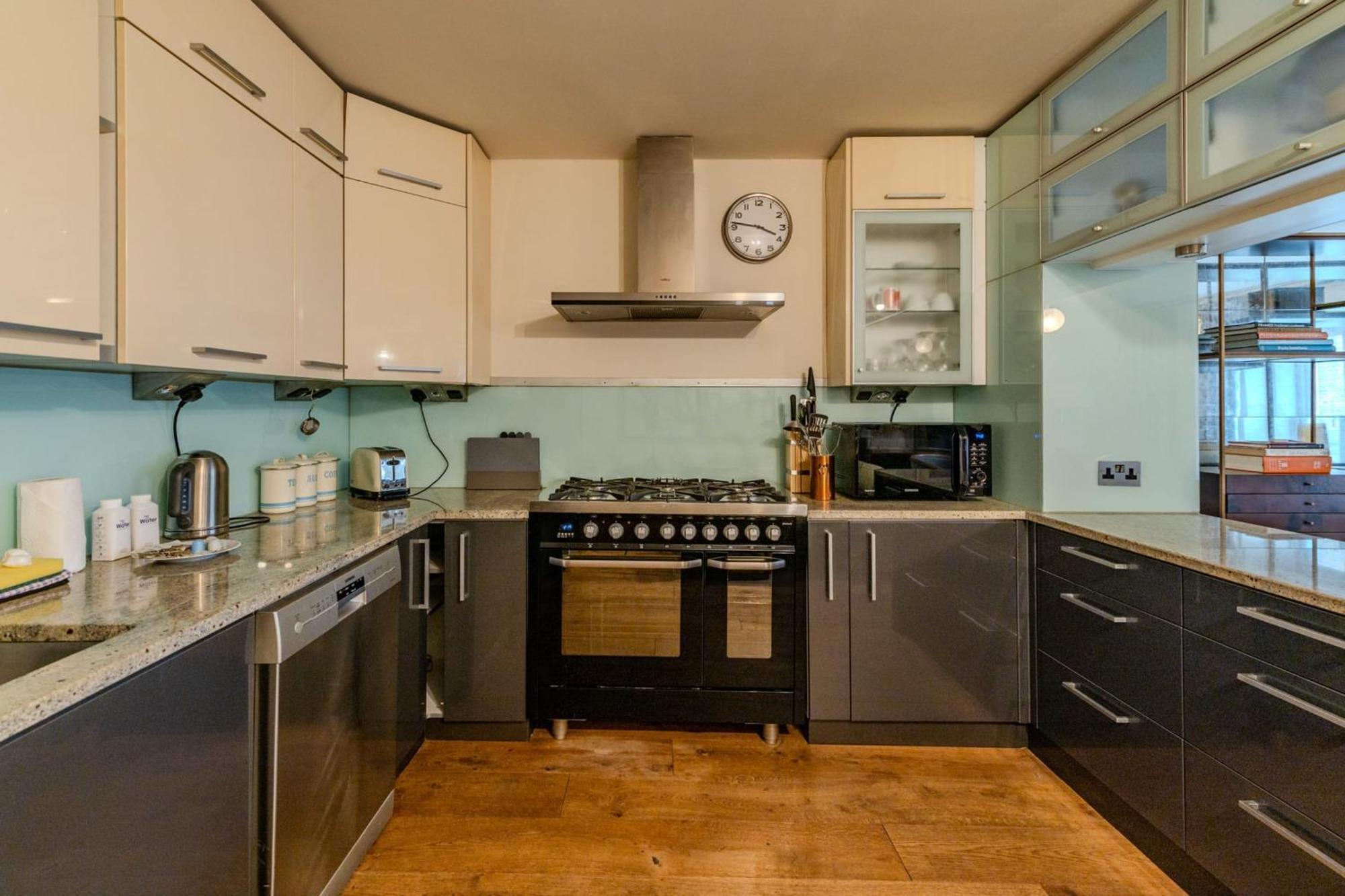 Beautiful Three Bedroom House In West * Londres