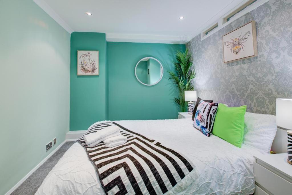 Two Bedroom Near Hyde Park Appartement *