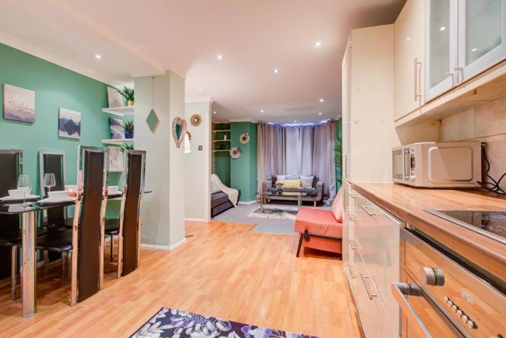 Two Bedroom Near Hyde Park Appartement *