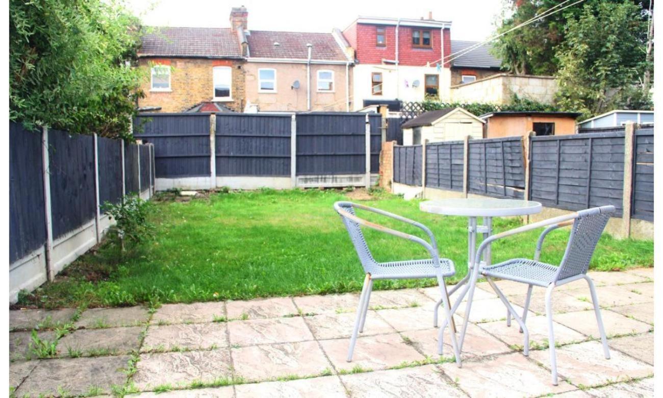 3 Bedroom House,4beds, 2 Baths Ilford ,12 Mins To Stratford Holiday home
