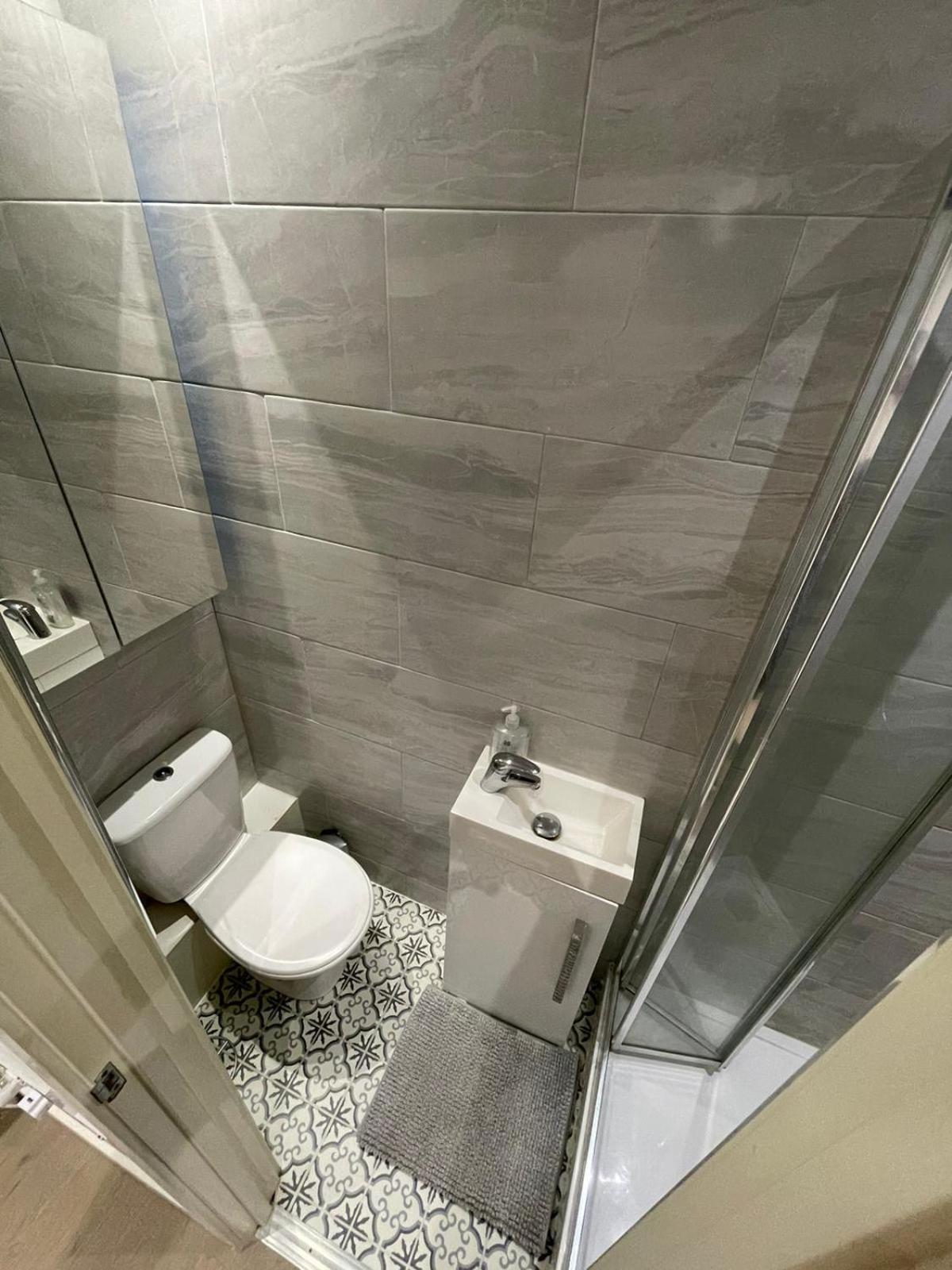 Cozy En-suite Near Stratford Gjestgiverier London