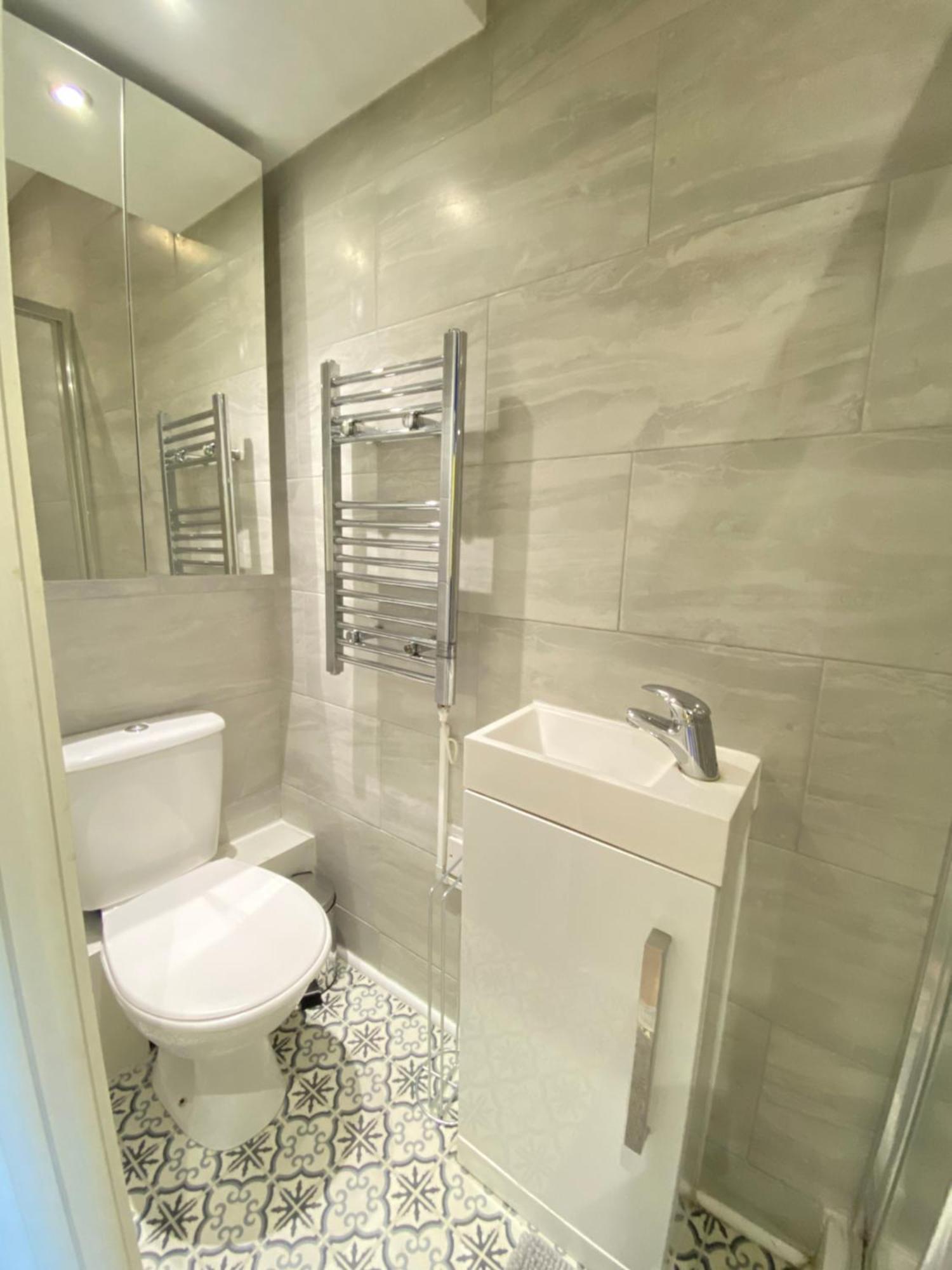 Cozy En-suite Near Stratford Gjestgiverier London