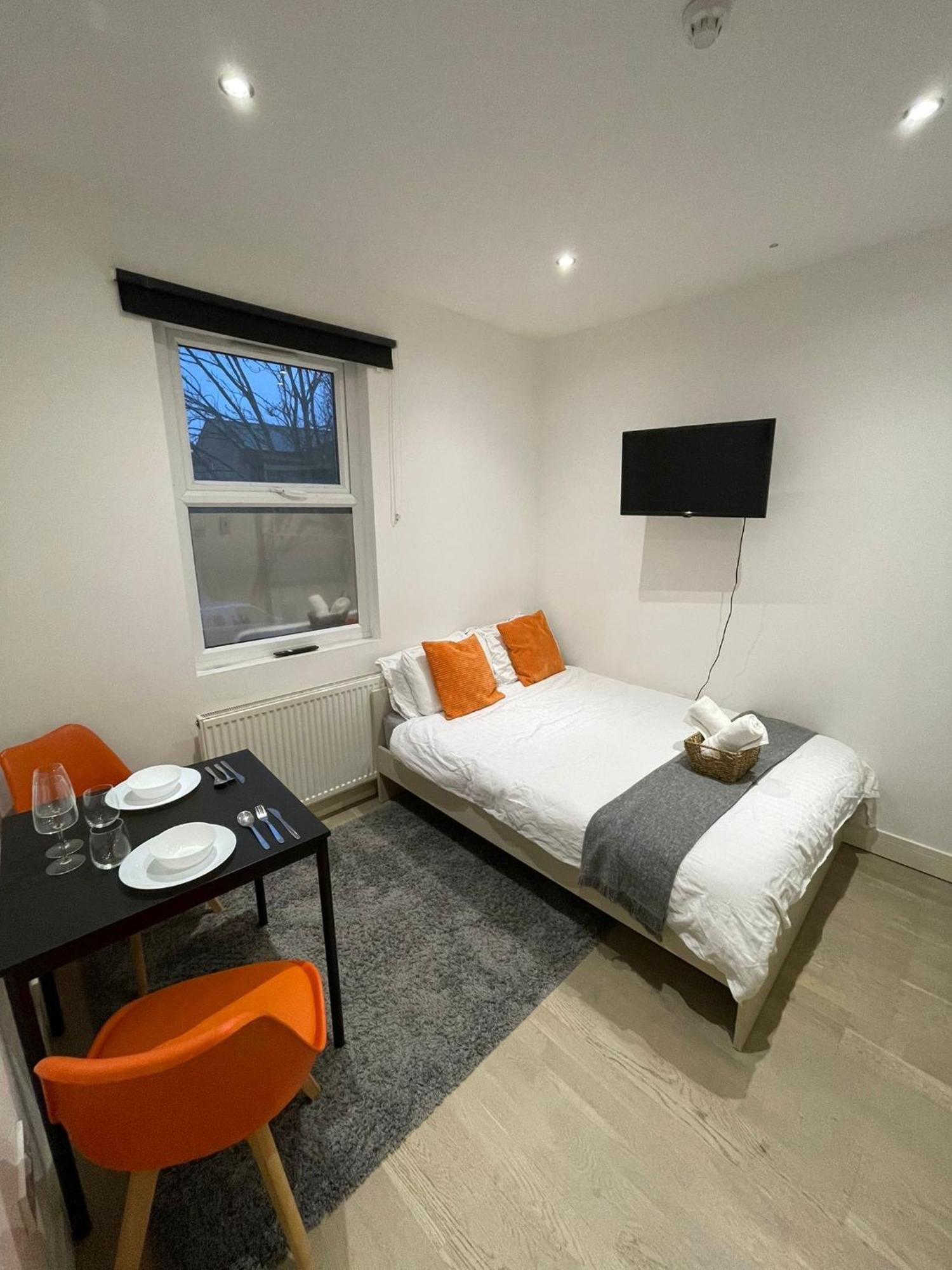 Cozy En-suite Near Stratford Gjestgiverier