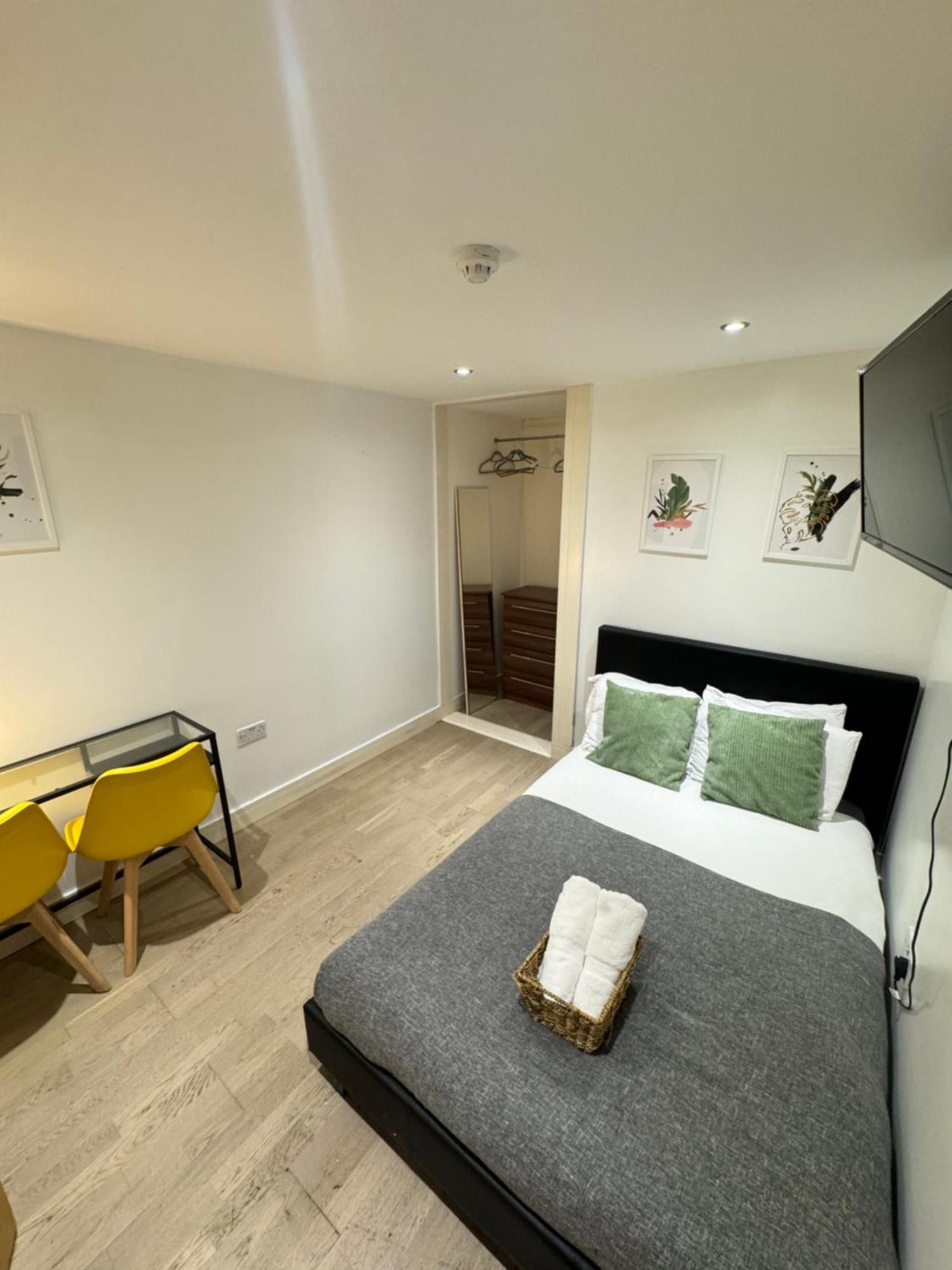 Cozy En-suite Near Stratford Gjestgiverier London