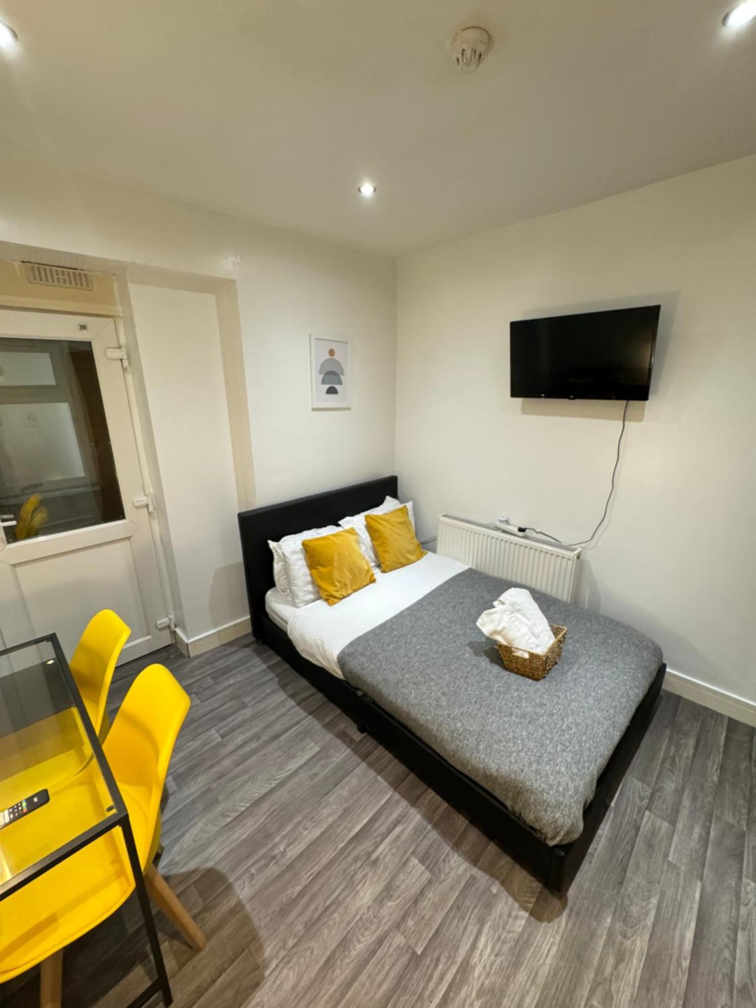 Cozy En-suite Near Stratford Gjestgiverier London