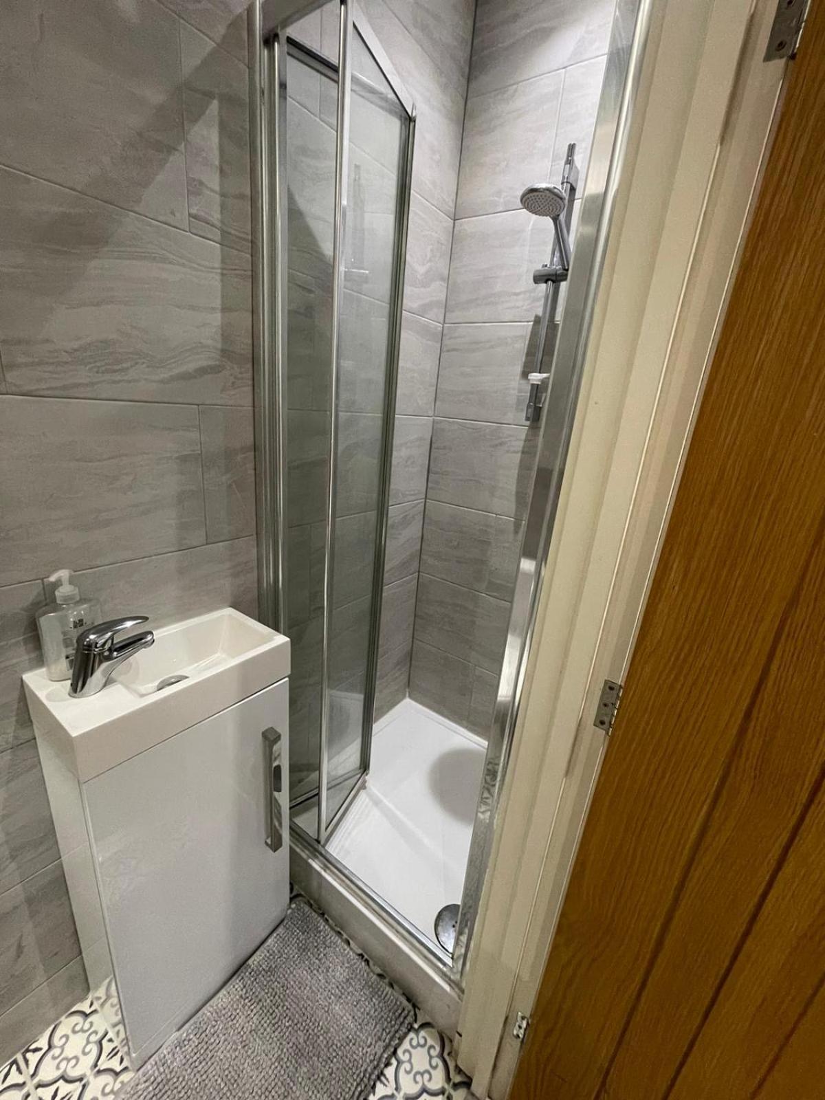Cozy En-suite Near Stratford Gjestgiverier