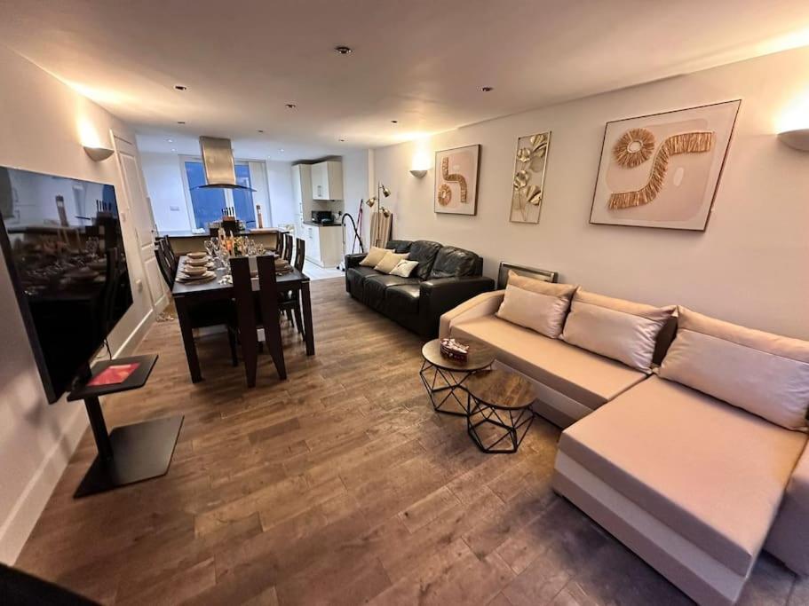The Urban Retreat 4bdr Sleep 14 *