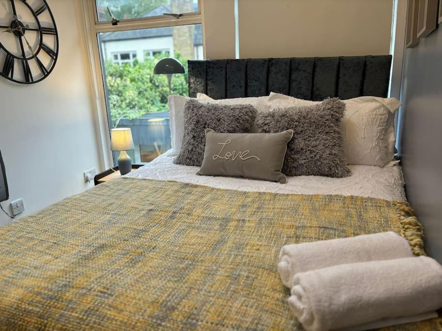The Urban Retreat 4bdr Sleep 14 Holiday home *