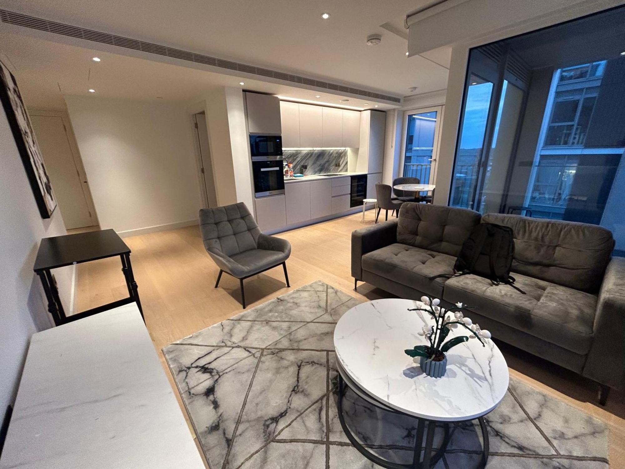 Luxury 2 Bed 2 Bath Modern Flat In White *