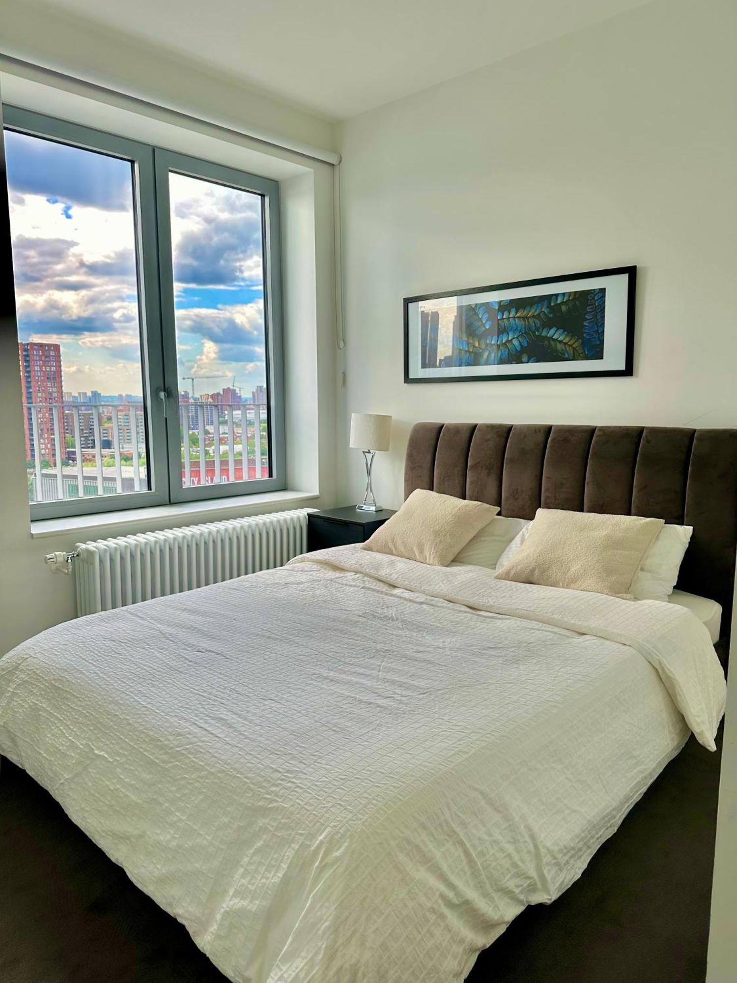 Beautiful View To Canary Wharf , O2 Arena , Near By Excel 3-beds Appartement Londen