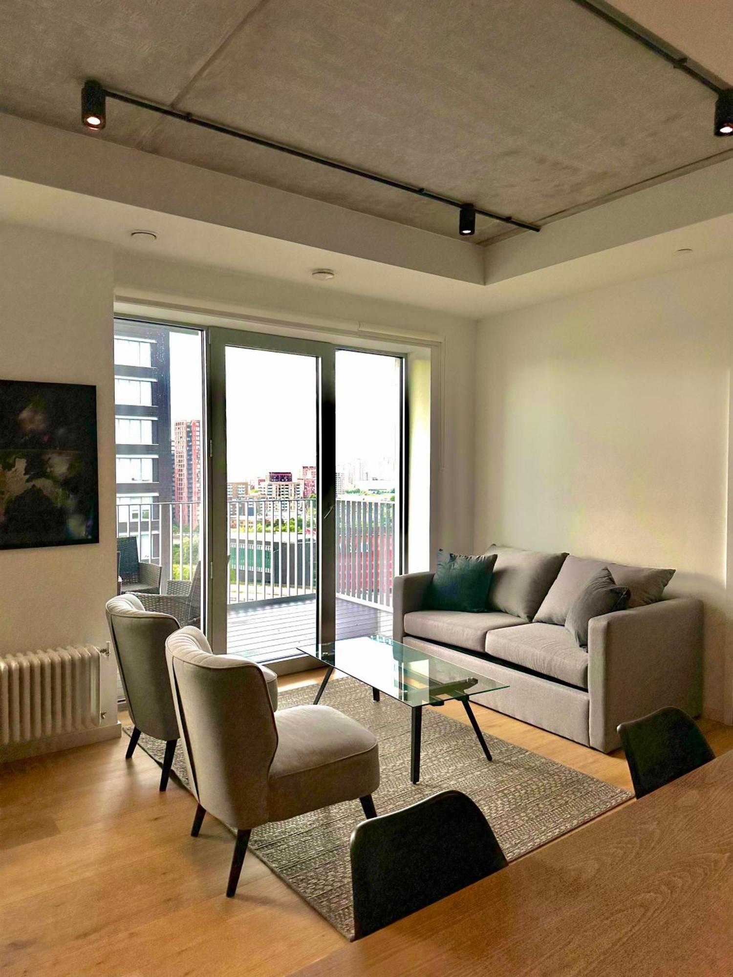 Beautiful View To Canary Wharf , O2 Arena , Near By Excel 3-beds Appartement Londen