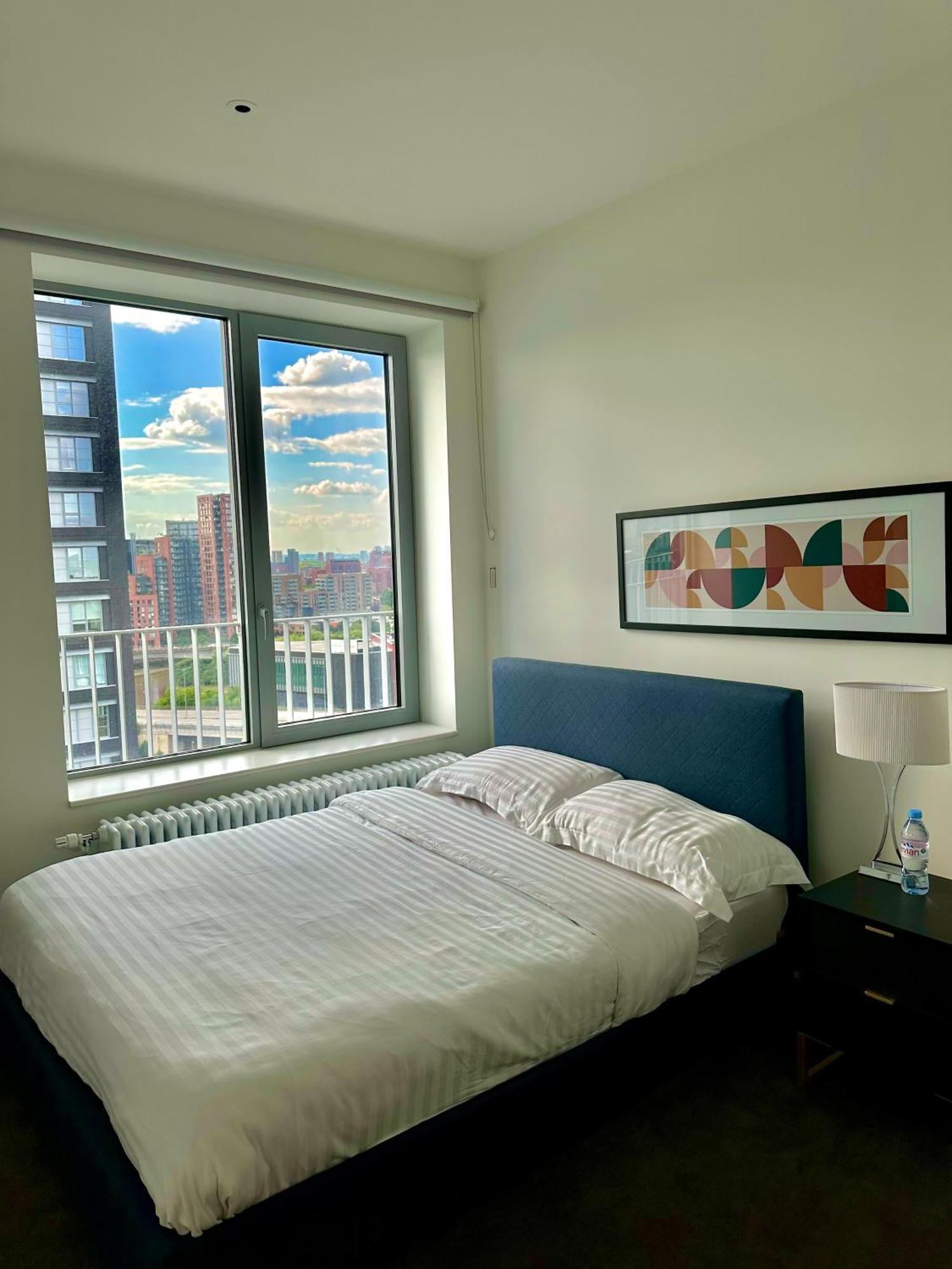 Beautiful View To Canary Wharf , O2 Arena , Near By Excel 3-beds Appartement Londen
