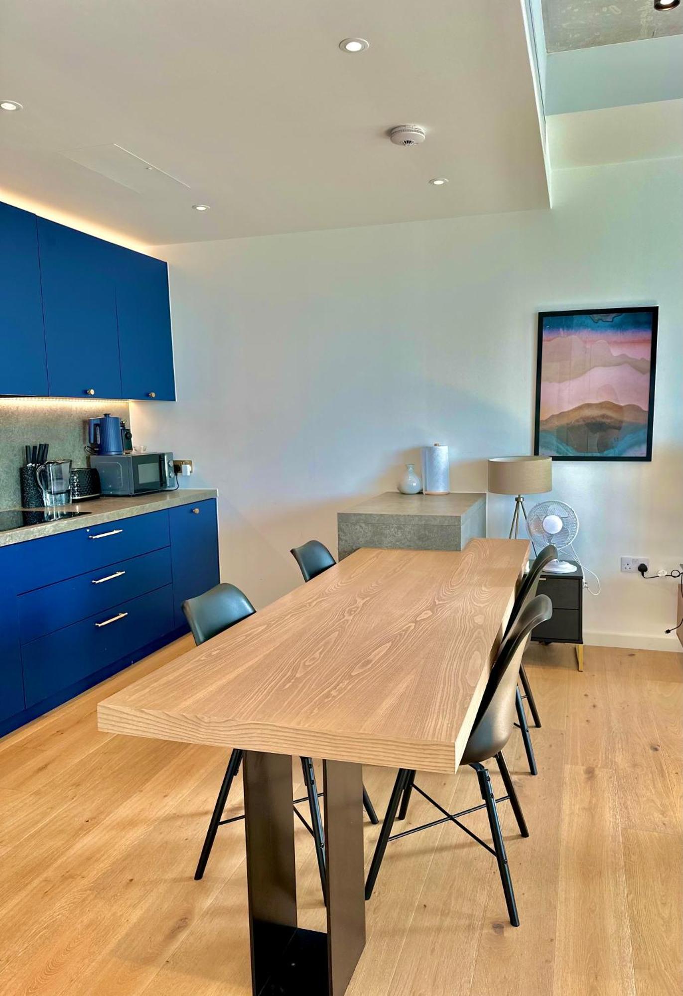 Beautiful View To Canary Wharf , O2 Arena , Near By Excel 3-beds Appartement *